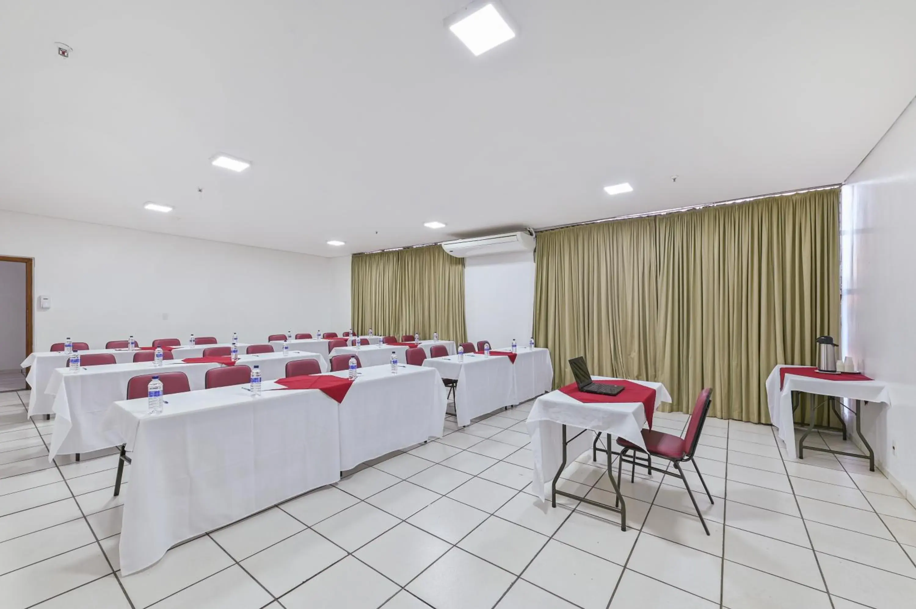 Meeting/conference room in Nacional Inn Limeira