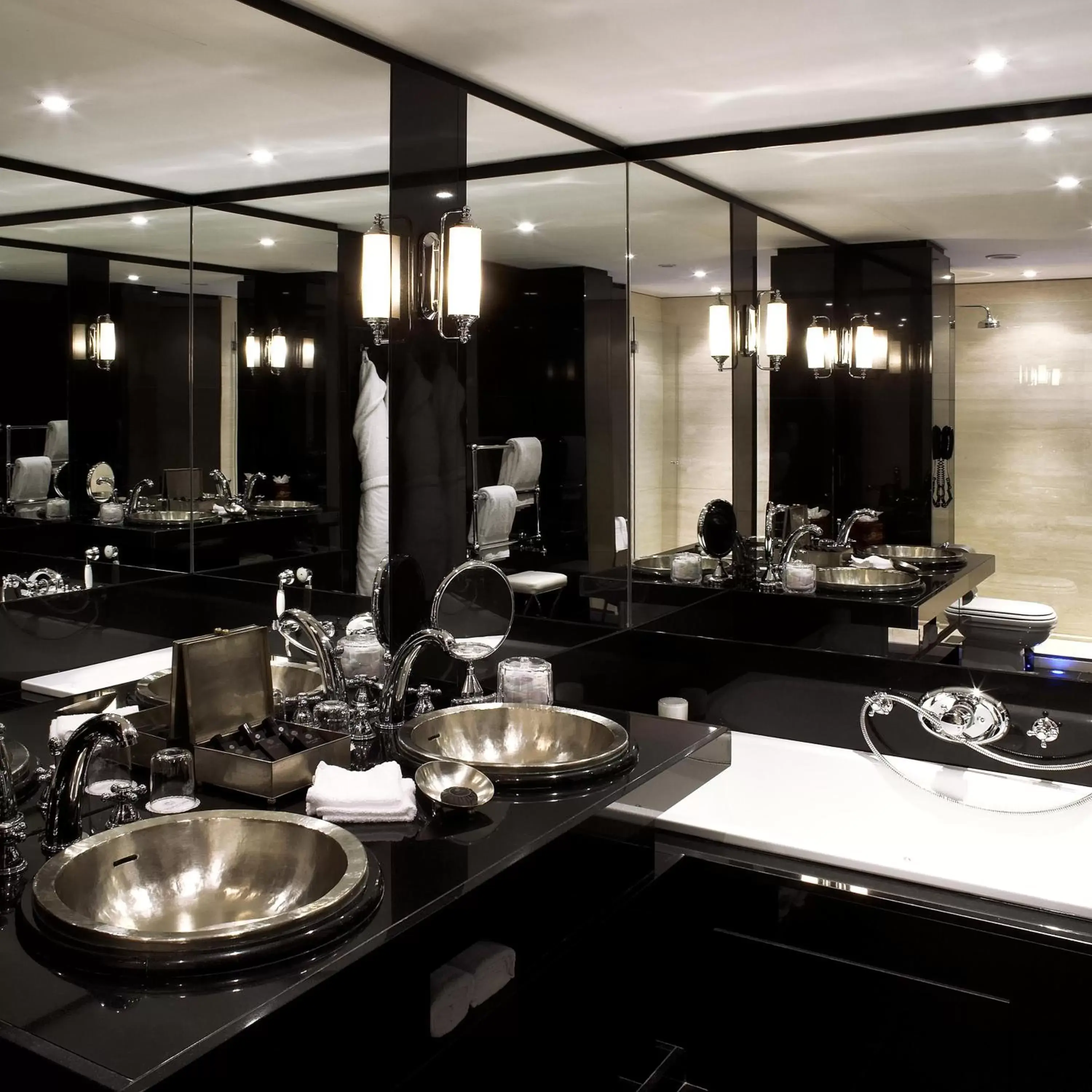 Bathroom, Restaurant/Places to Eat in Baglioni Hotel London - The Leading Hotels of the World