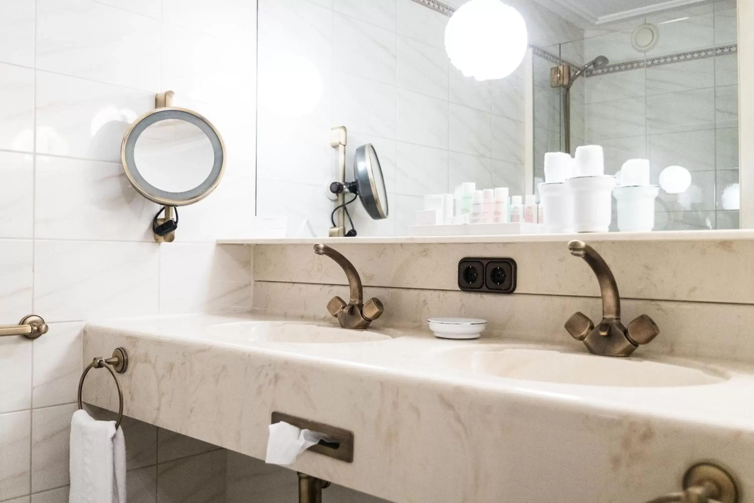 Photo of the whole room, Bathroom in Pfefferkorn's Hotel