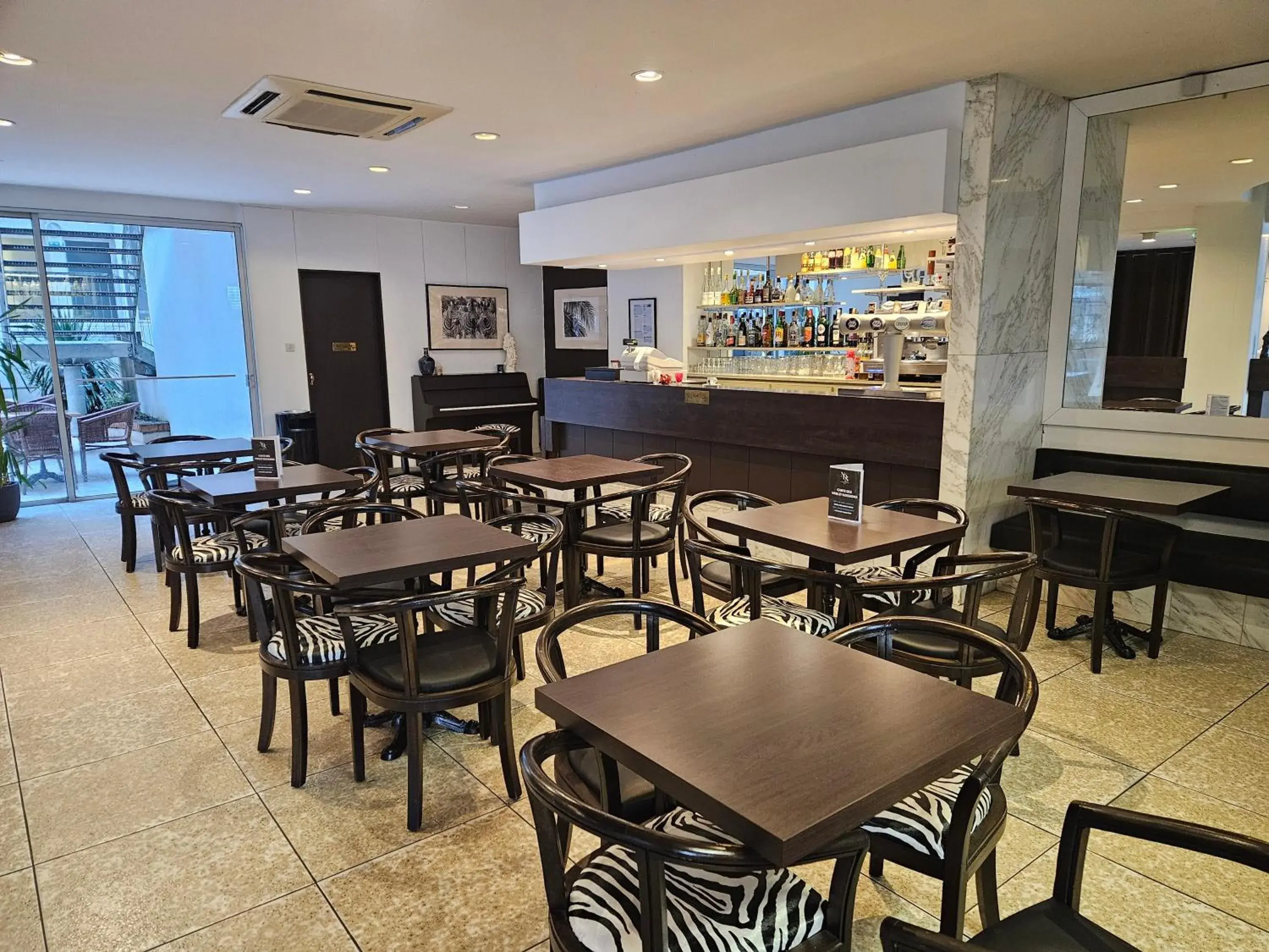 Lounge or bar, Restaurant/Places to Eat in Hotel Notre Dame de la Sarte