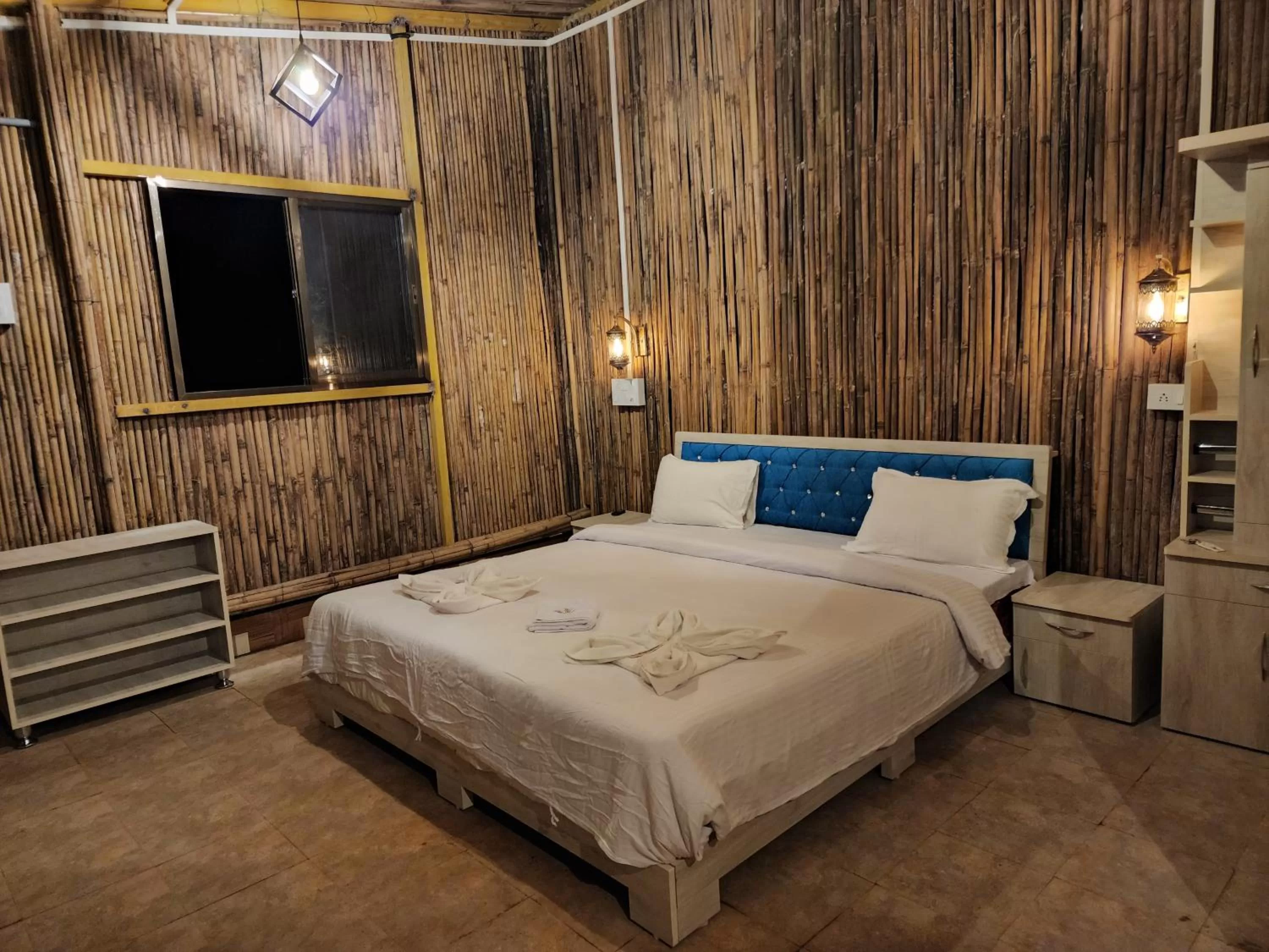 Bed in Mango Valley Resort Ganpatipule