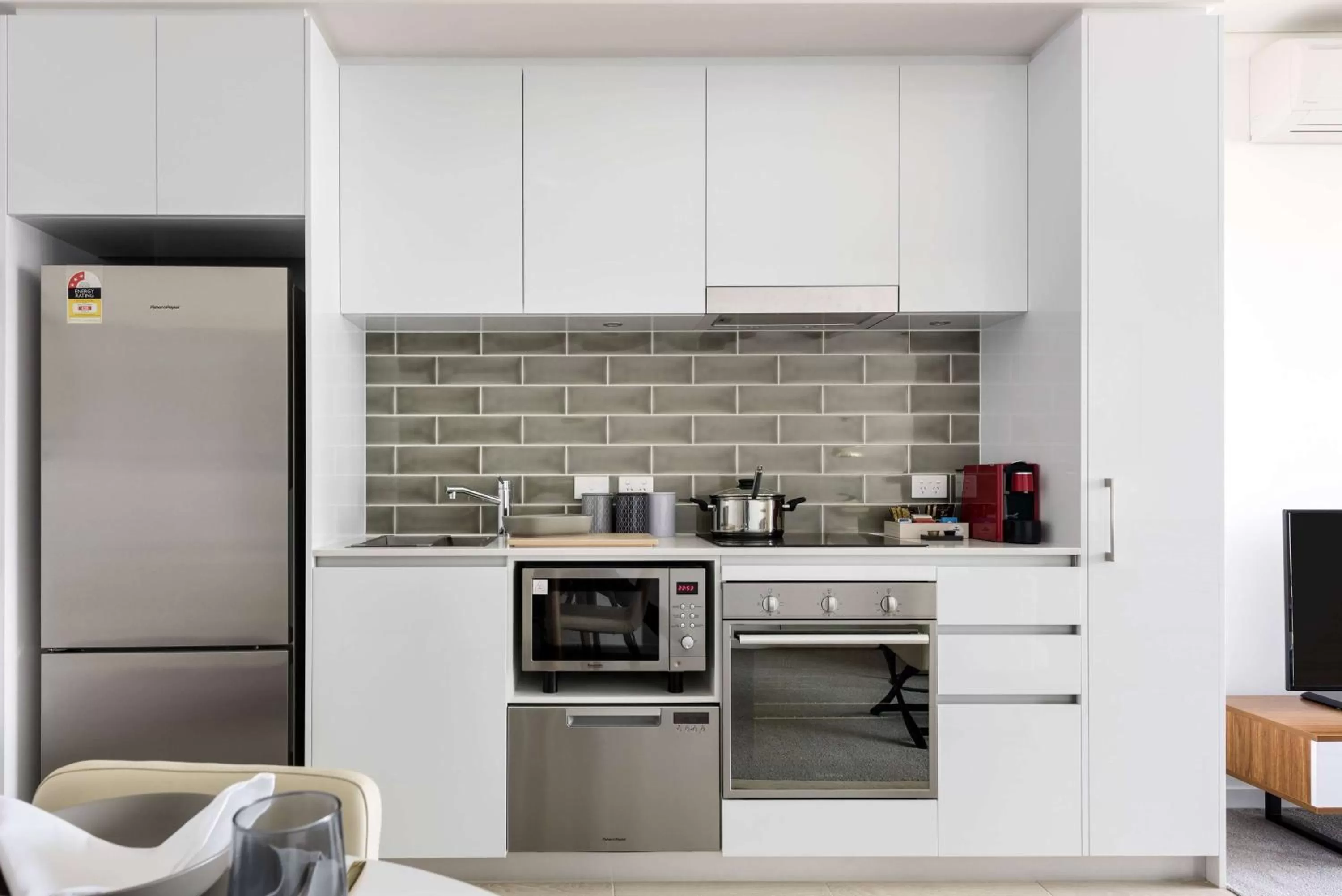 Kitchen or kitchenette in Ramada by Wyndham VetroBlu Scarborough Beach