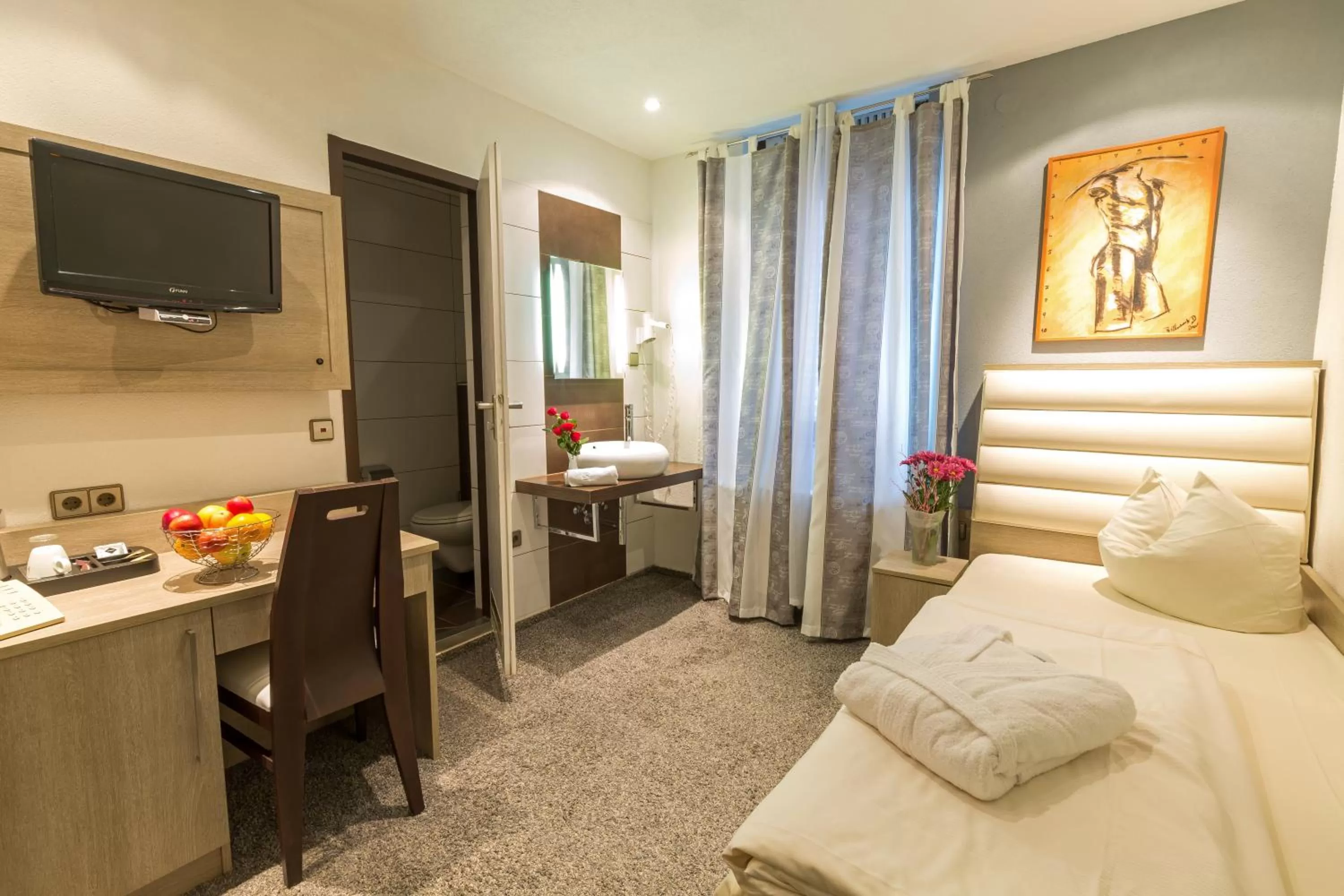 Photo of the whole room, Bed in Bavaria Hotel Münchner Hof Superior