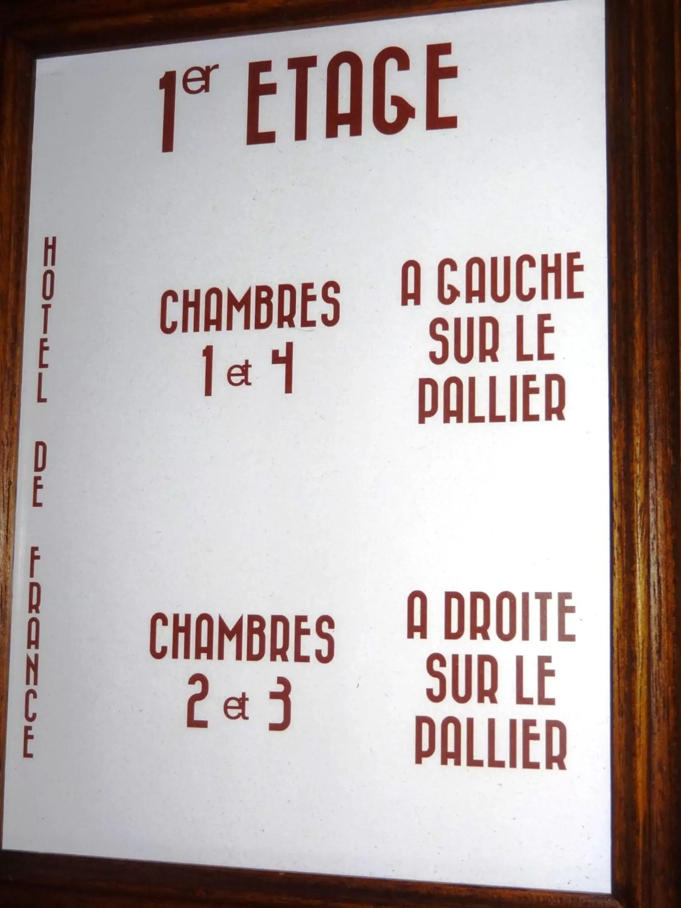 Text overlay in Hotel de France