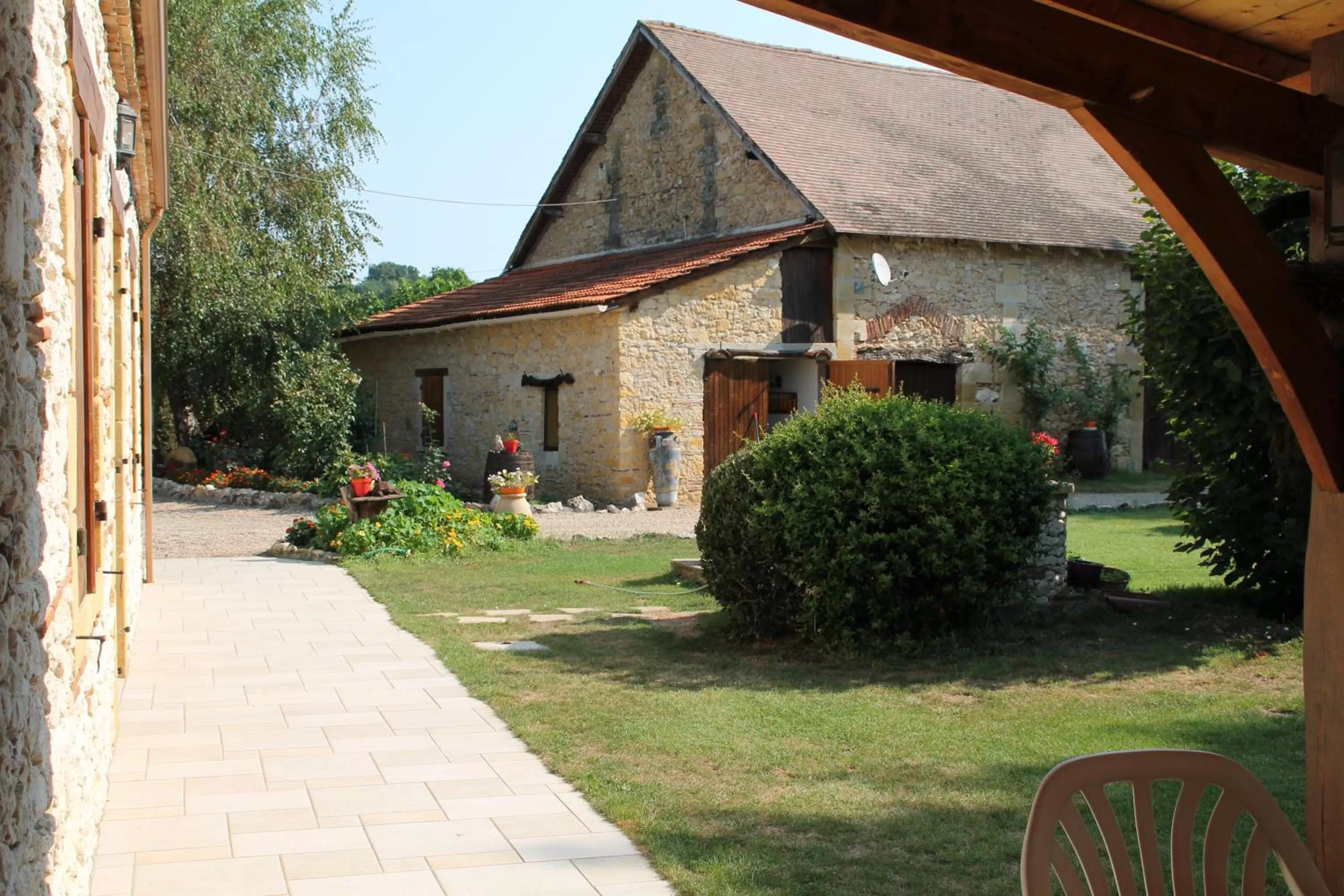 Property building, Garden in Chambres d'Hotes Carpediem