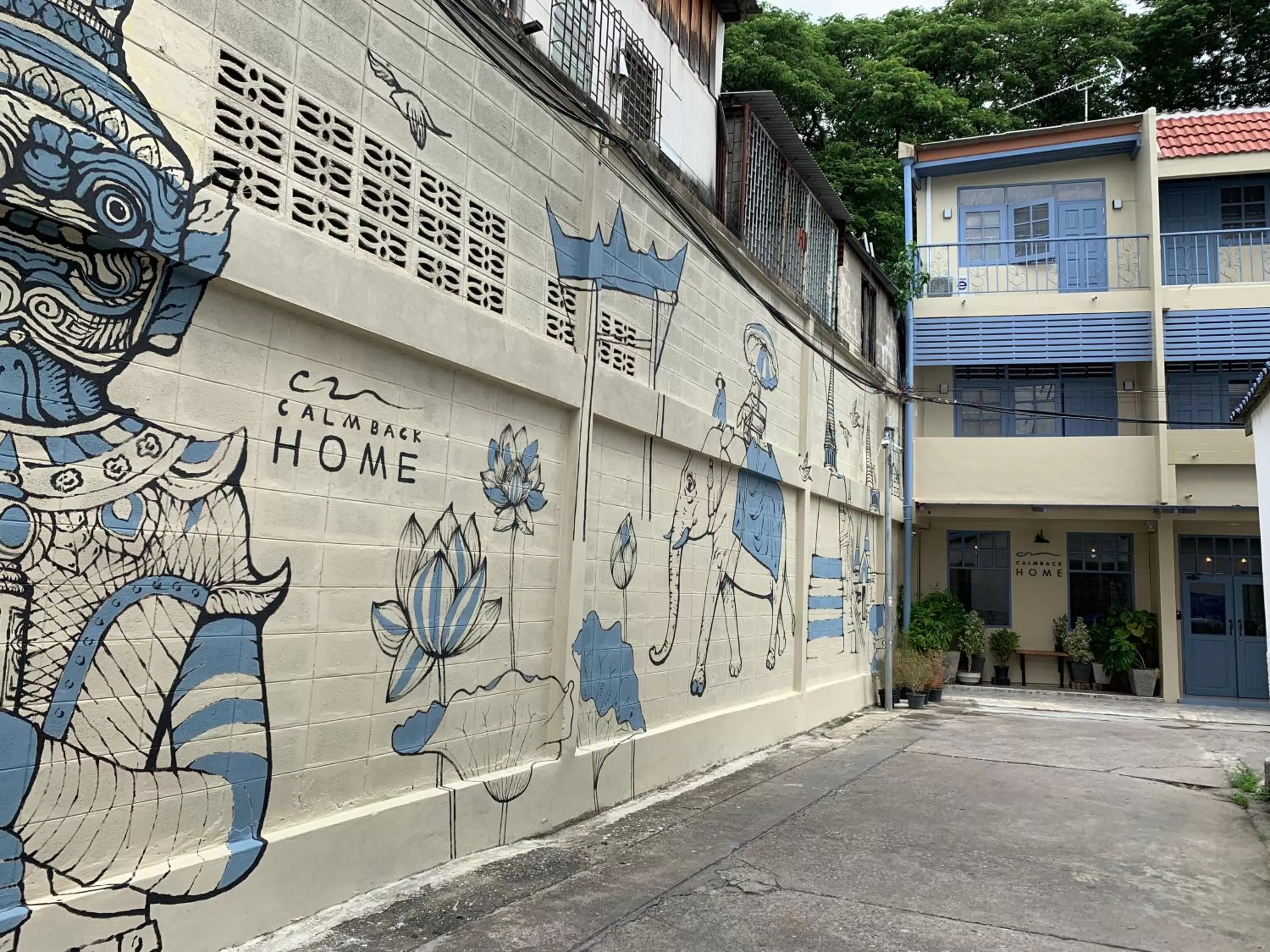 Facade/entrance in Achcha hotel - itsaraphap MRT station - Wat Arun