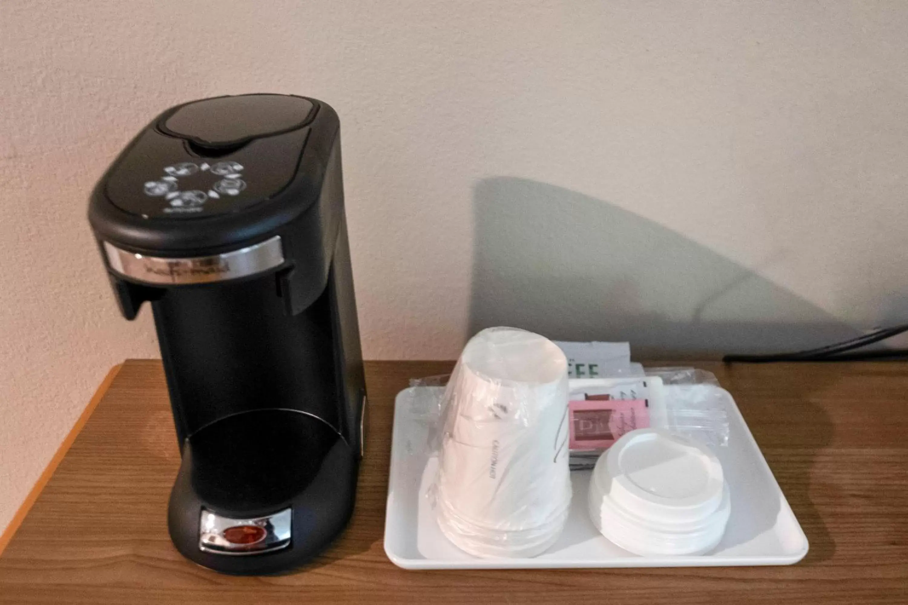 Photo of the whole room, Coffee/Tea Facilities in Red Roof Inn Dahlgren - Naval Base