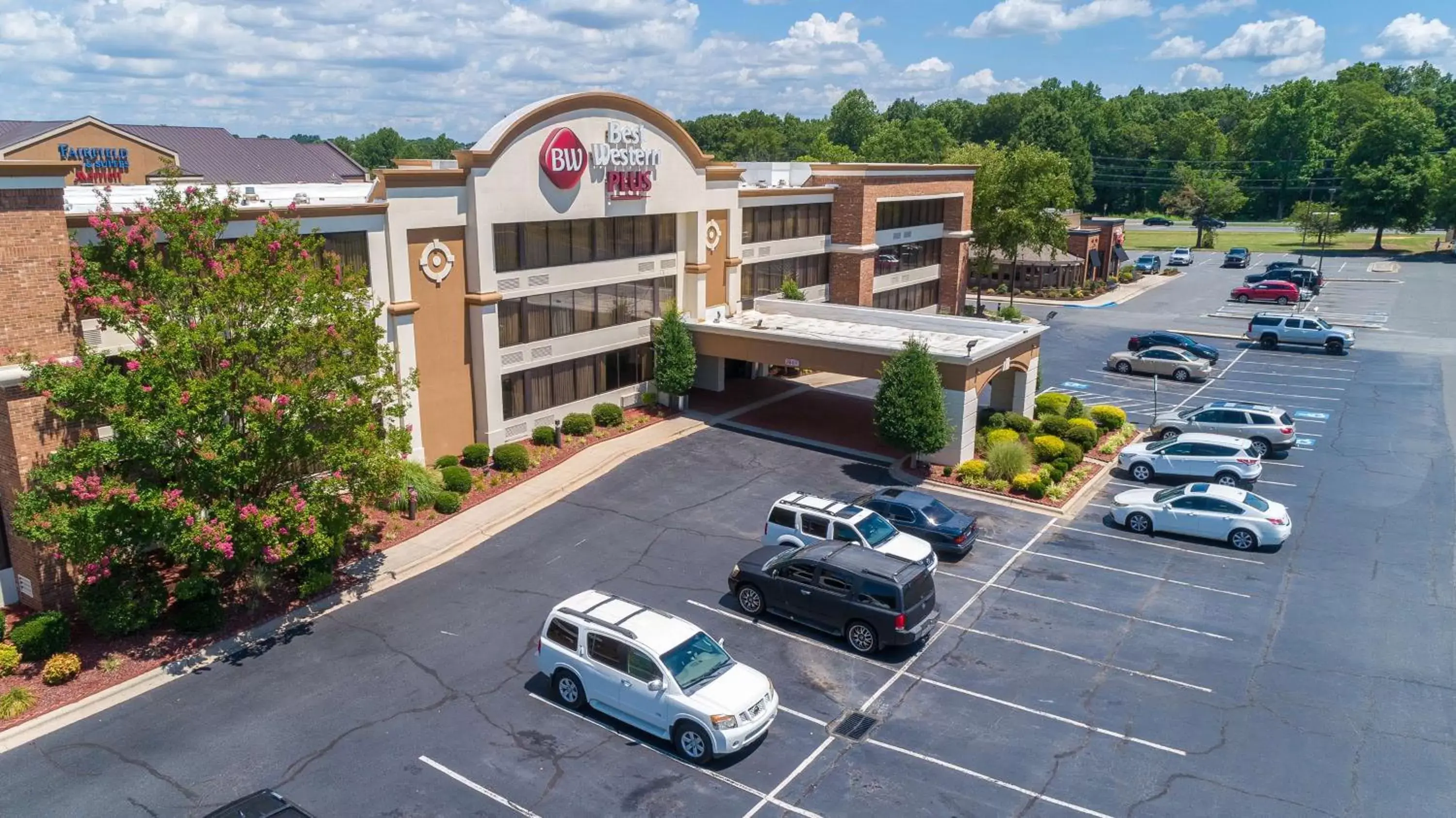 Property building in Best Western Plus Charlotte Matthews Hotel