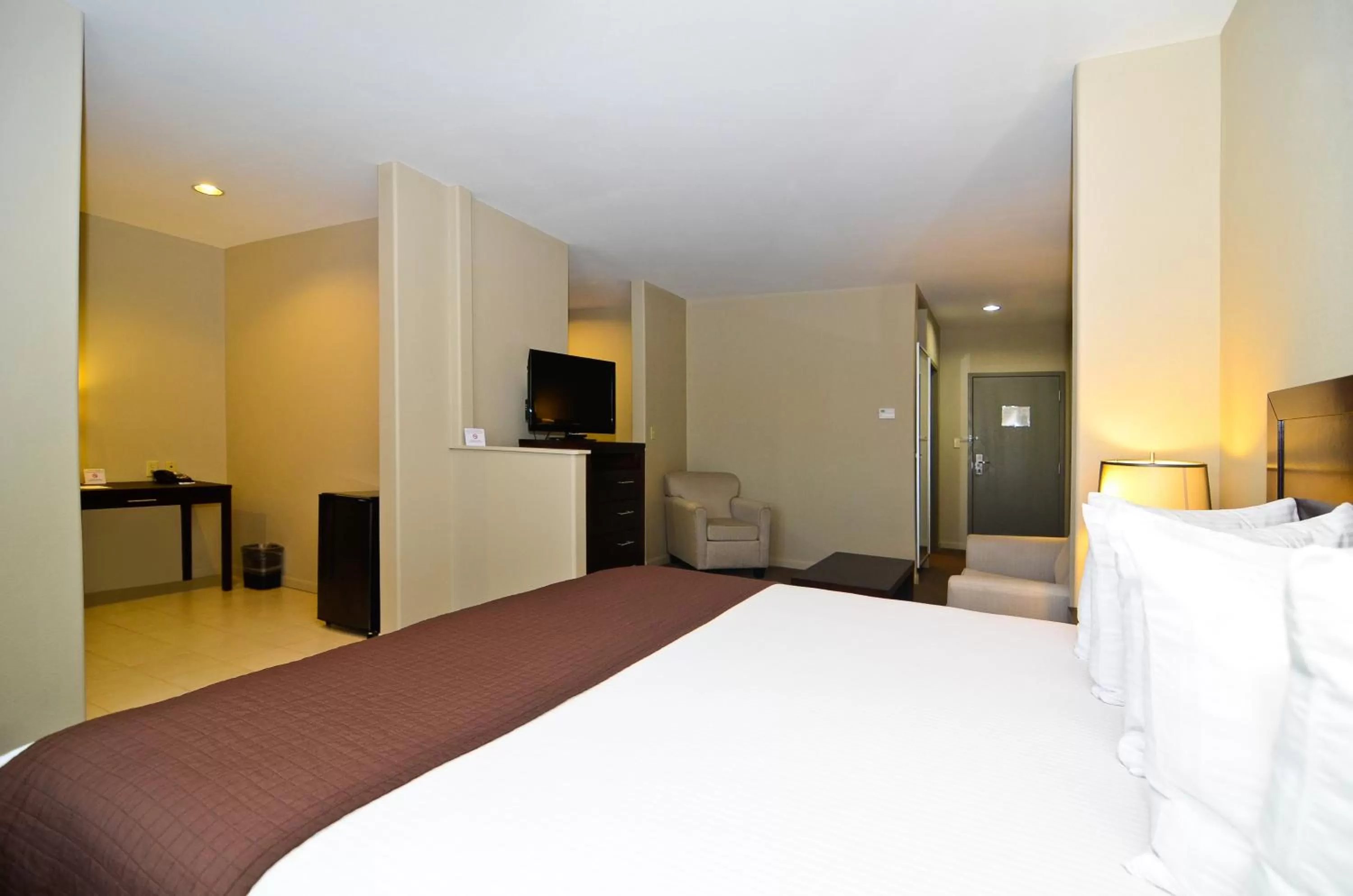 Photo of the whole room, Bed in Baymont by Wyndham Columbus