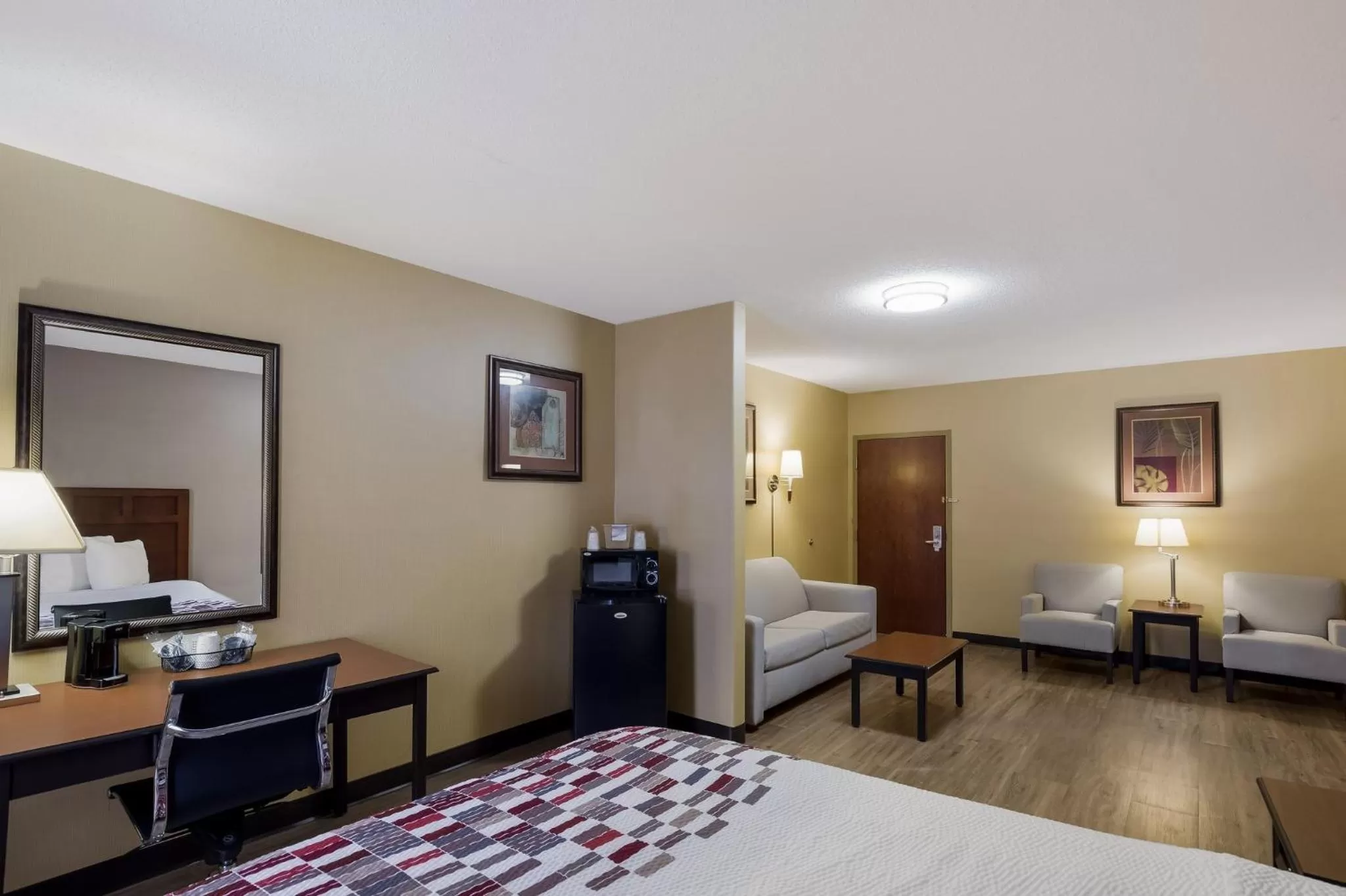 Photo of the whole room, Bed in Red Roof Inn & Suites Bloomsburg - Mifflinville