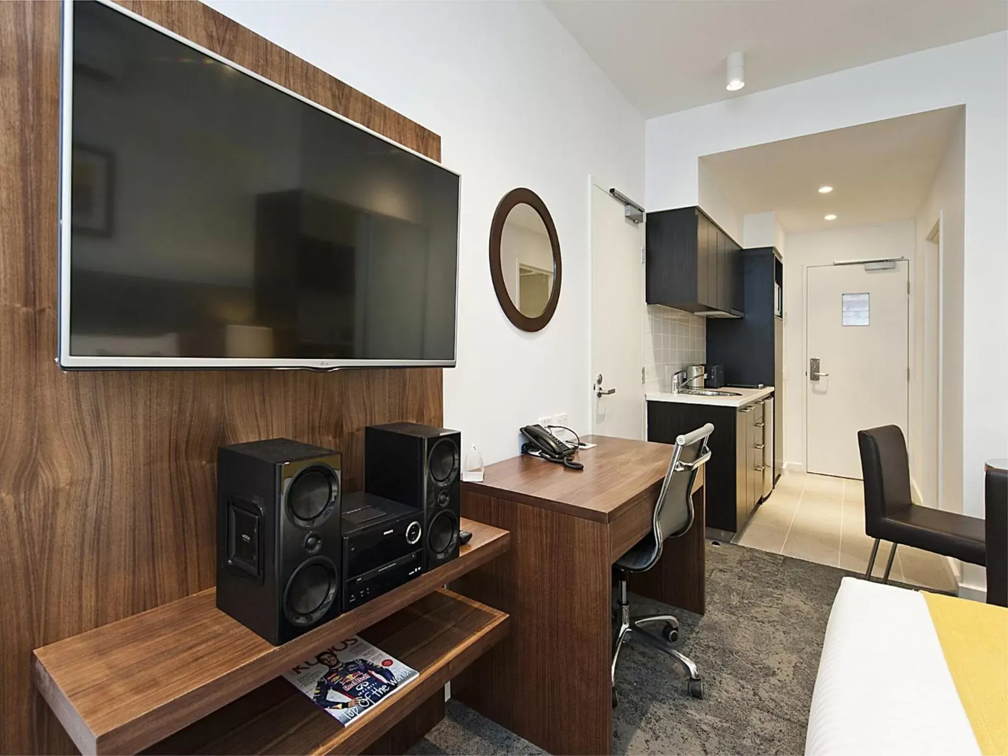 TV and multimedia, TV/Entertainment Center in Quest Rockingham