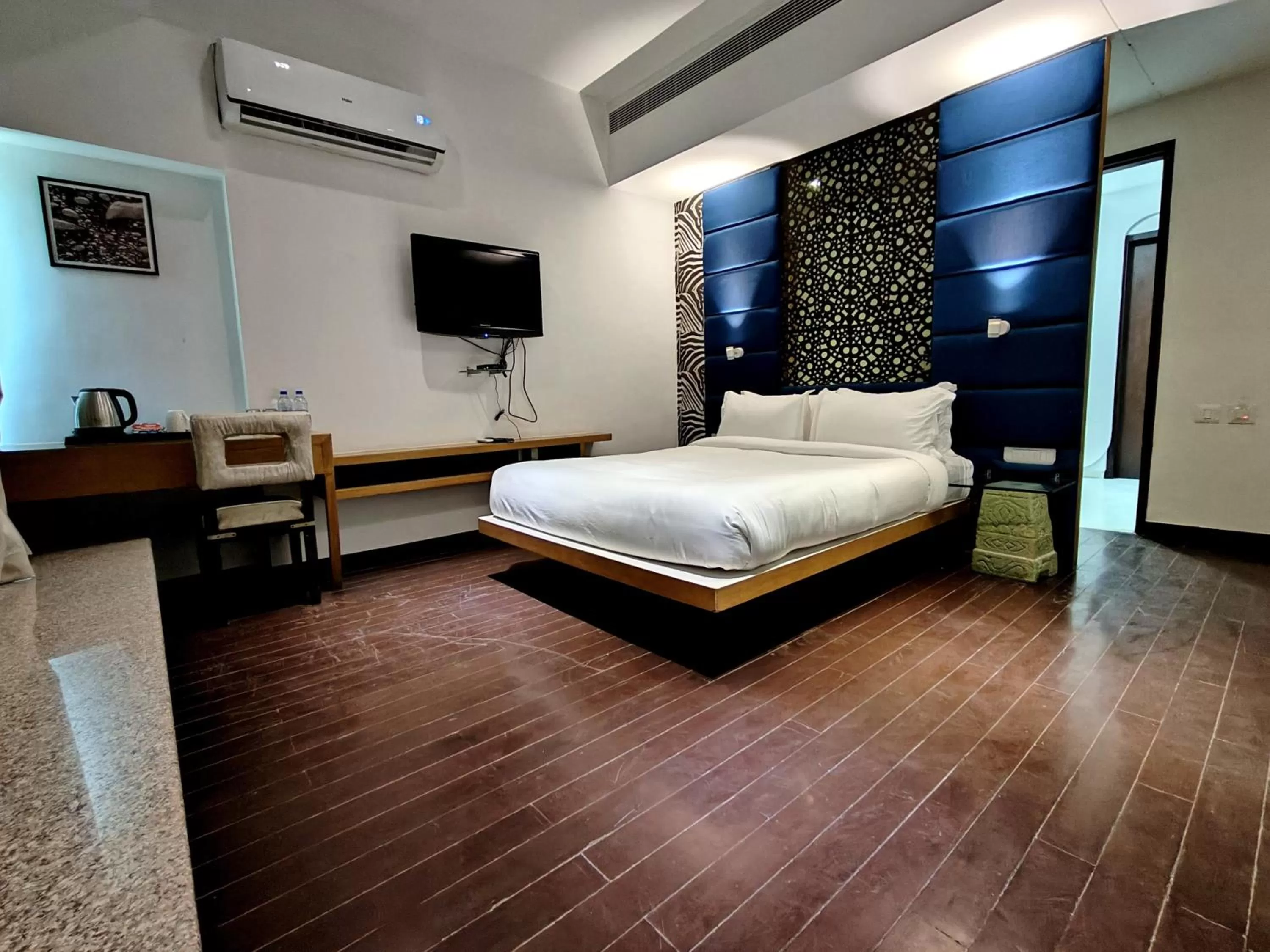 Photo of the whole room, Bed in The Sky Imperial Hotel Yahvi