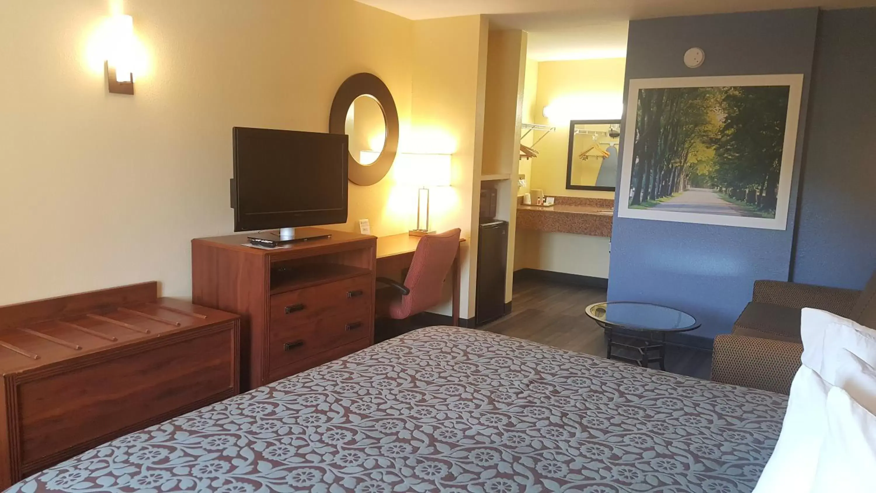 Bed in Days Inn by Wyndham Trenton