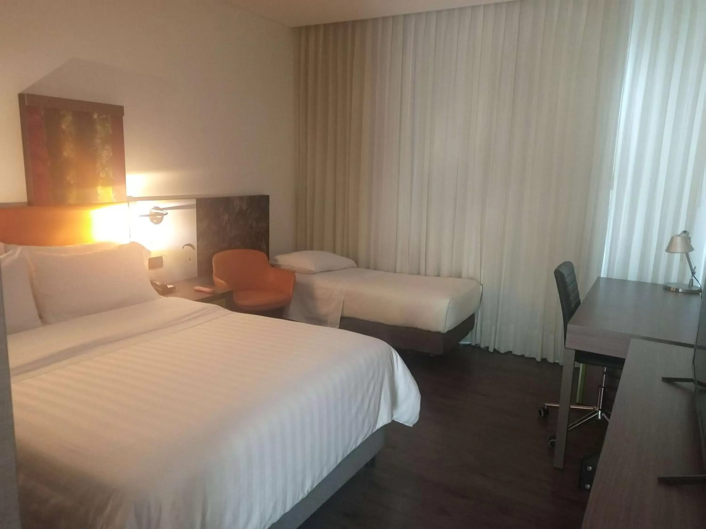 Bedroom, Bed in Hampton By Hilton Bucaramanga