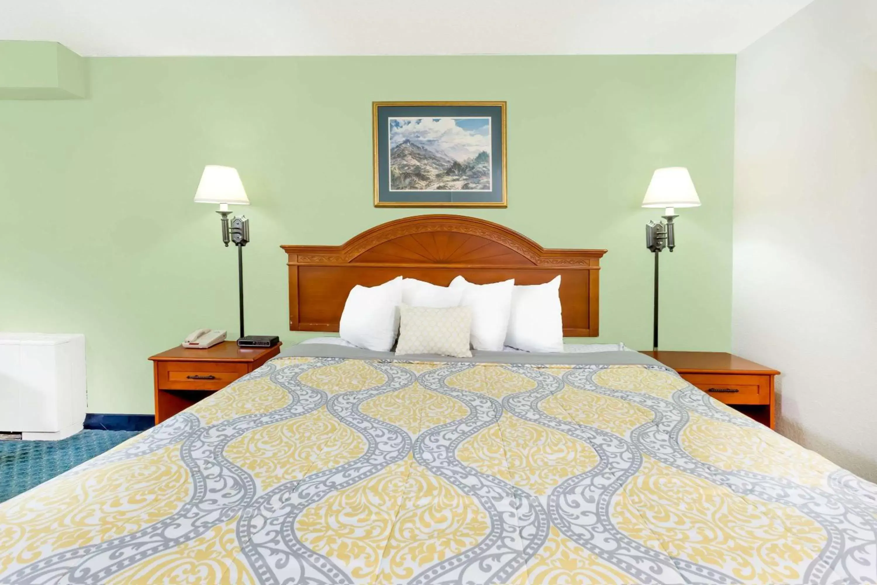 Photo of the whole room, Bed in Days Inn by Wyndham Cedar Falls- University Plaza
