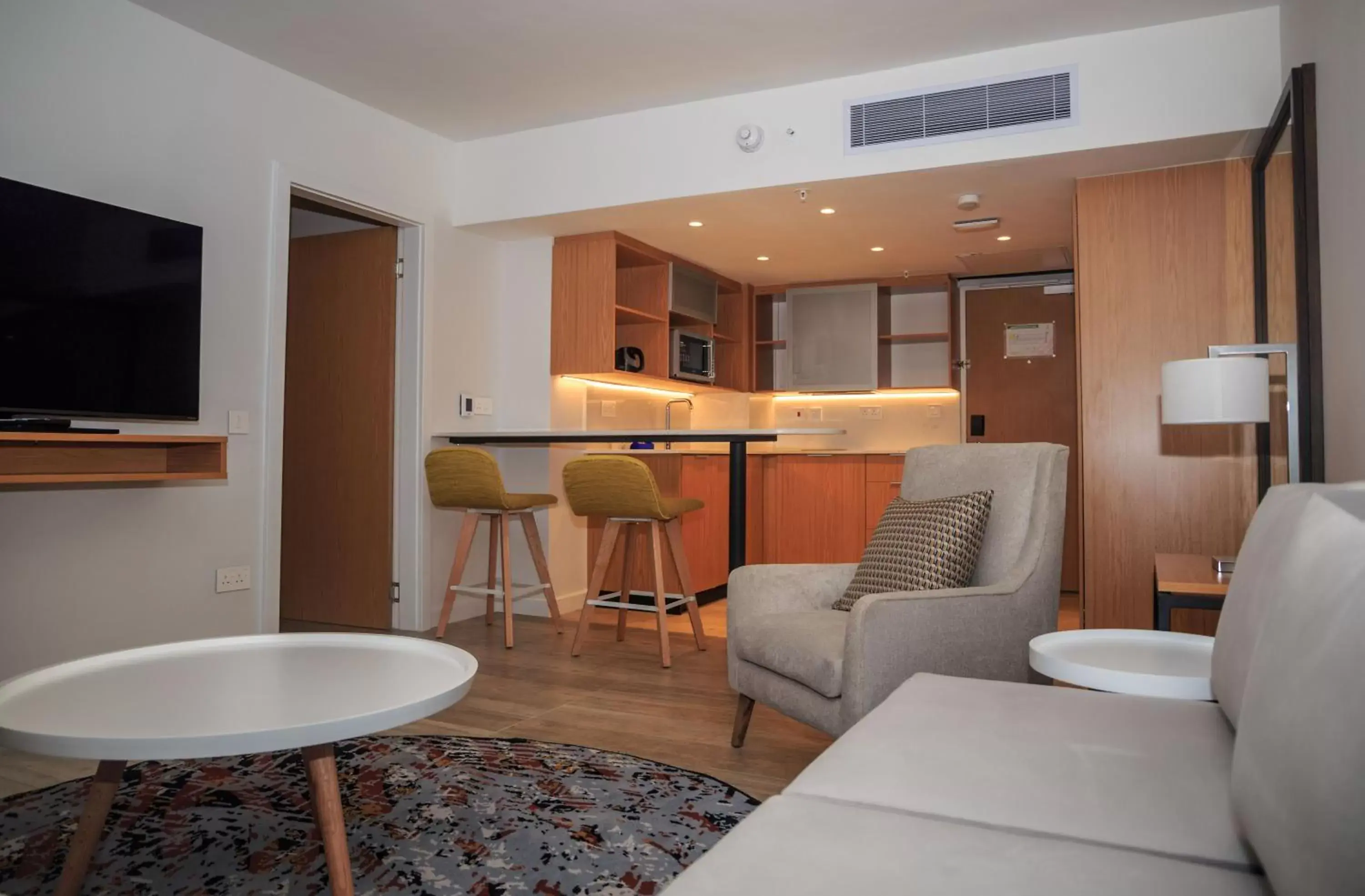 Kitchen or kitchenette, Seating Area in Holiday Inn - Lusaka, an IHG Hotel