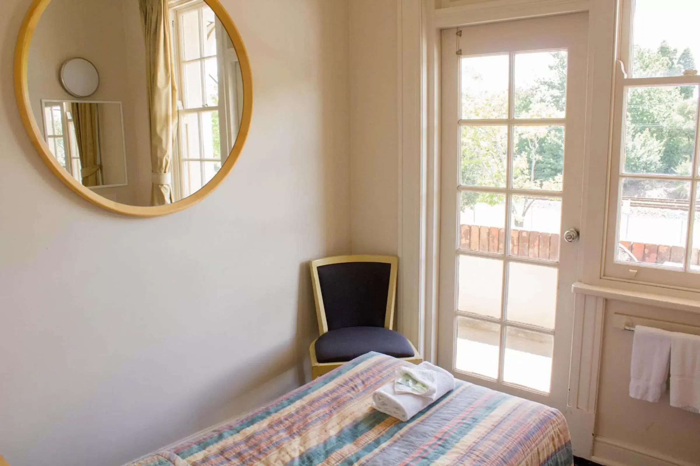 Bedroom in Gardners Inn Hotel