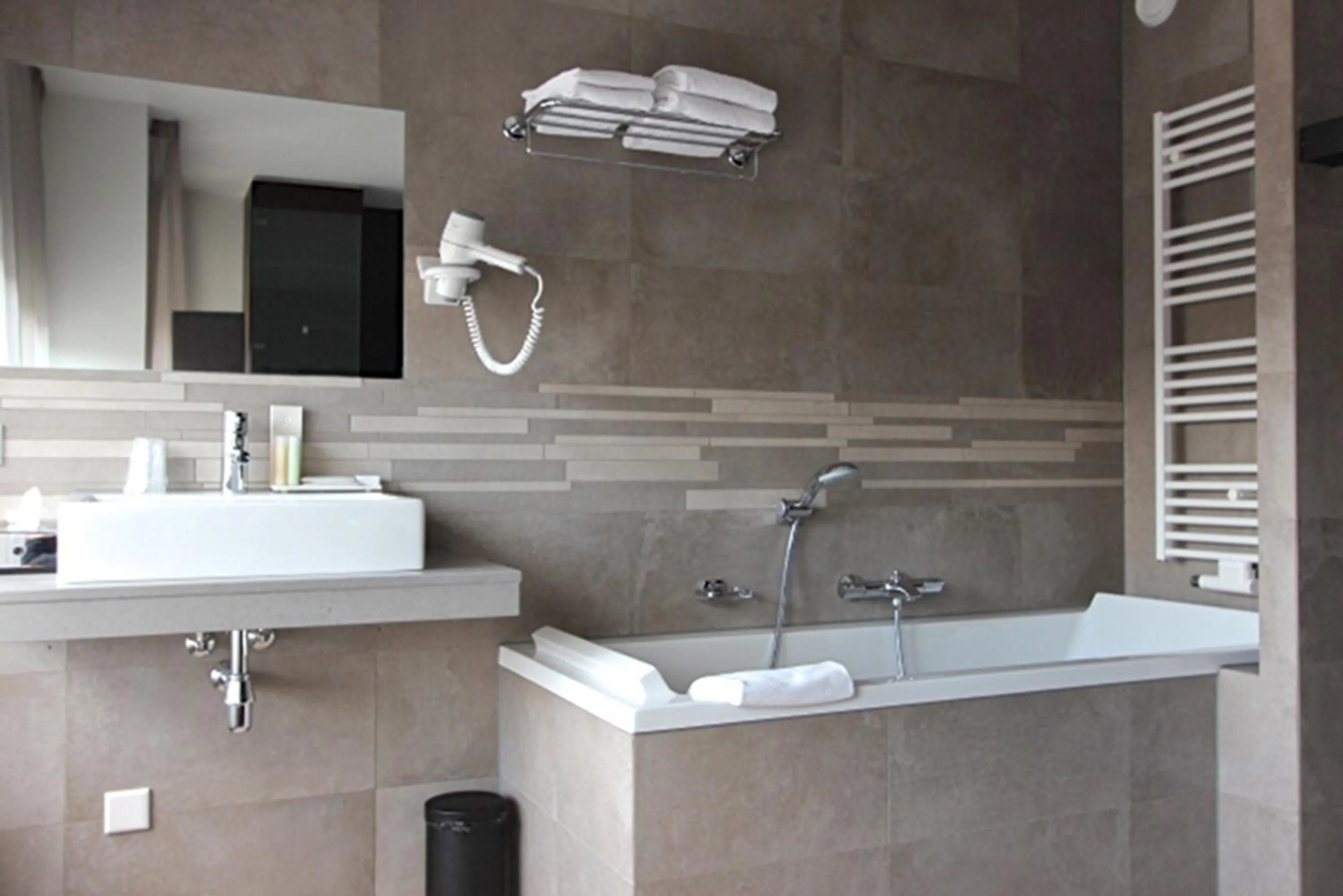 Bathroom in Golden Tulip West Ende