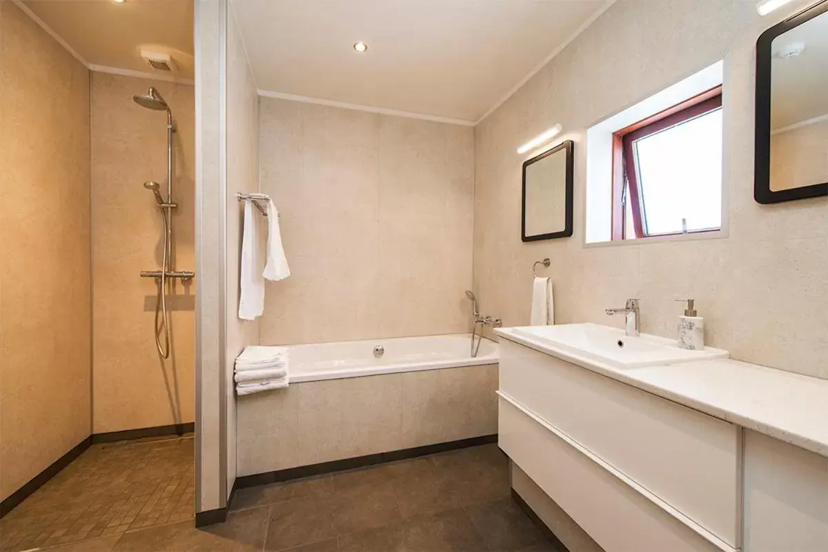 Shower, Bathroom in Hotel Kriunes