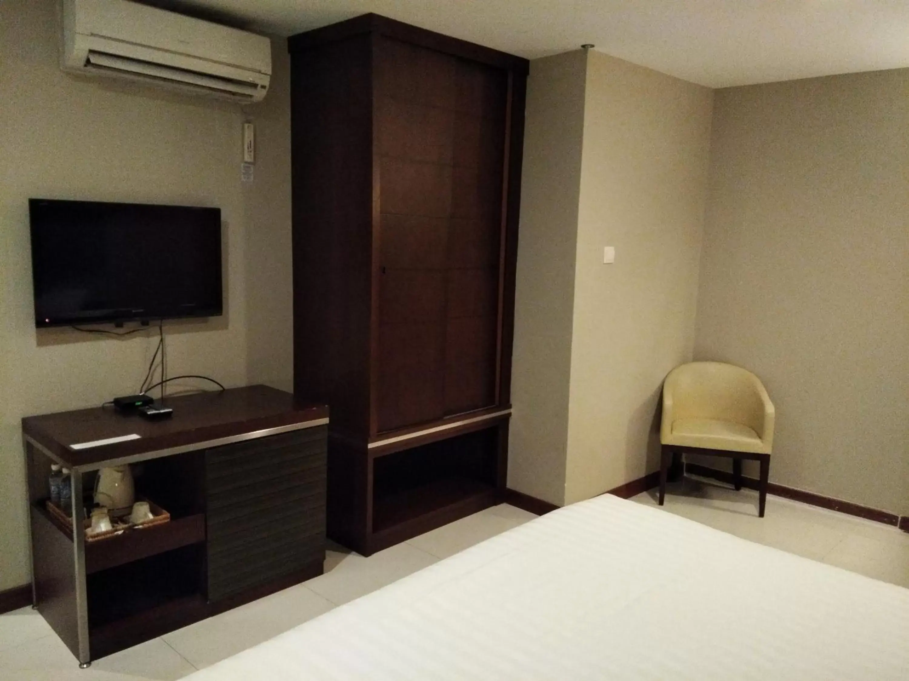 Photo of the whole room, TV/Entertainment Center in Kinabalu Daya Hotel
