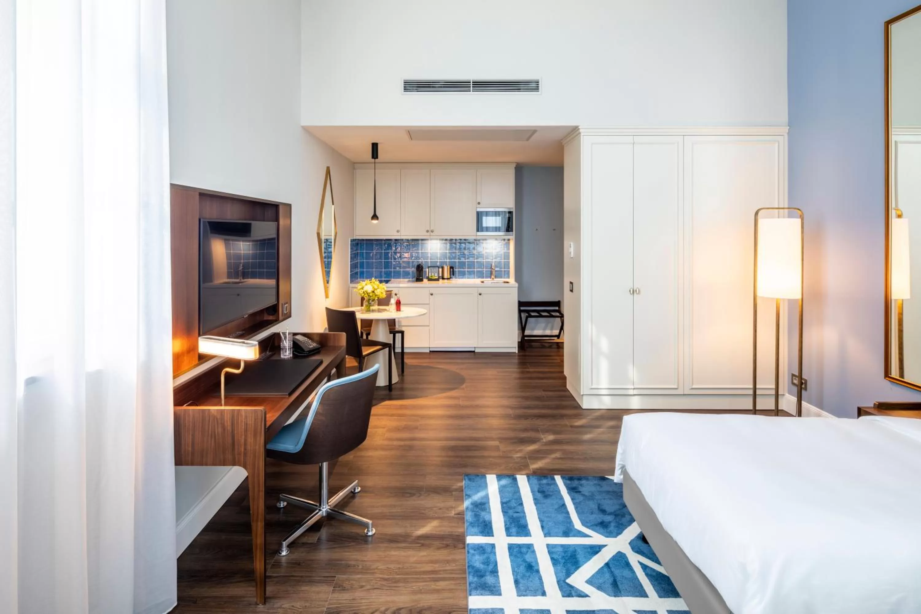 TV and multimedia, Bed in Fraser Suites Hamburg