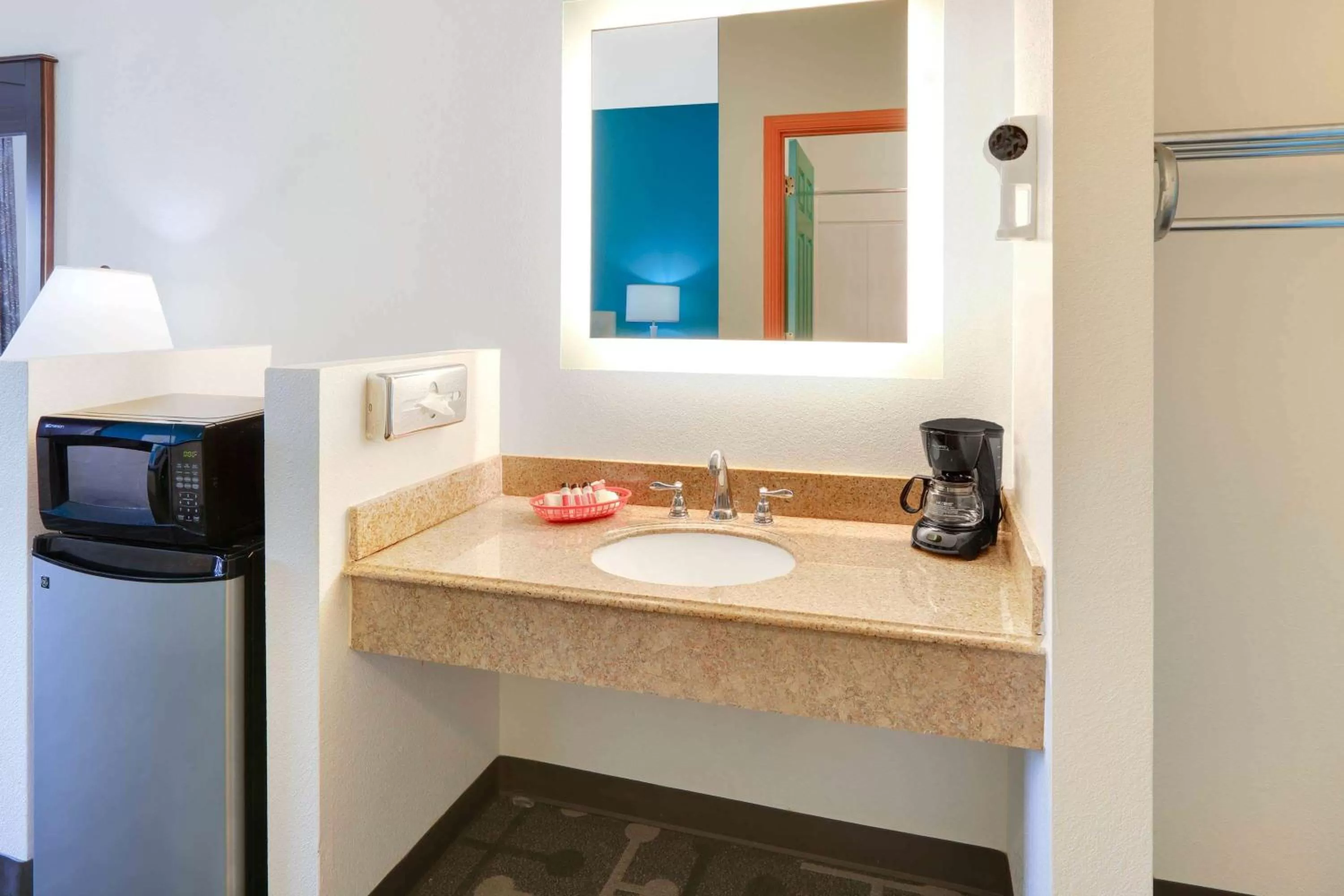 TV and multimedia in Howard Johnson by Wyndham Lubbock TX