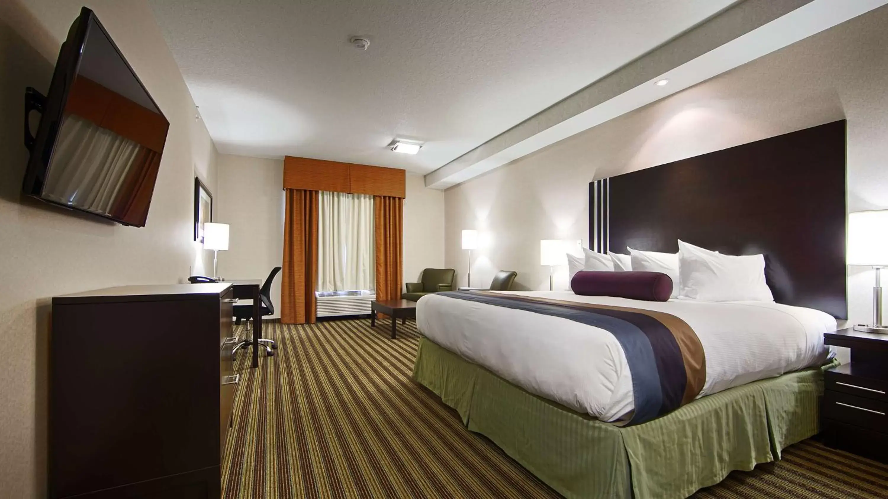 Photo of the whole room, Bed in Best Western Plus Sherwood Park Inn & Suites