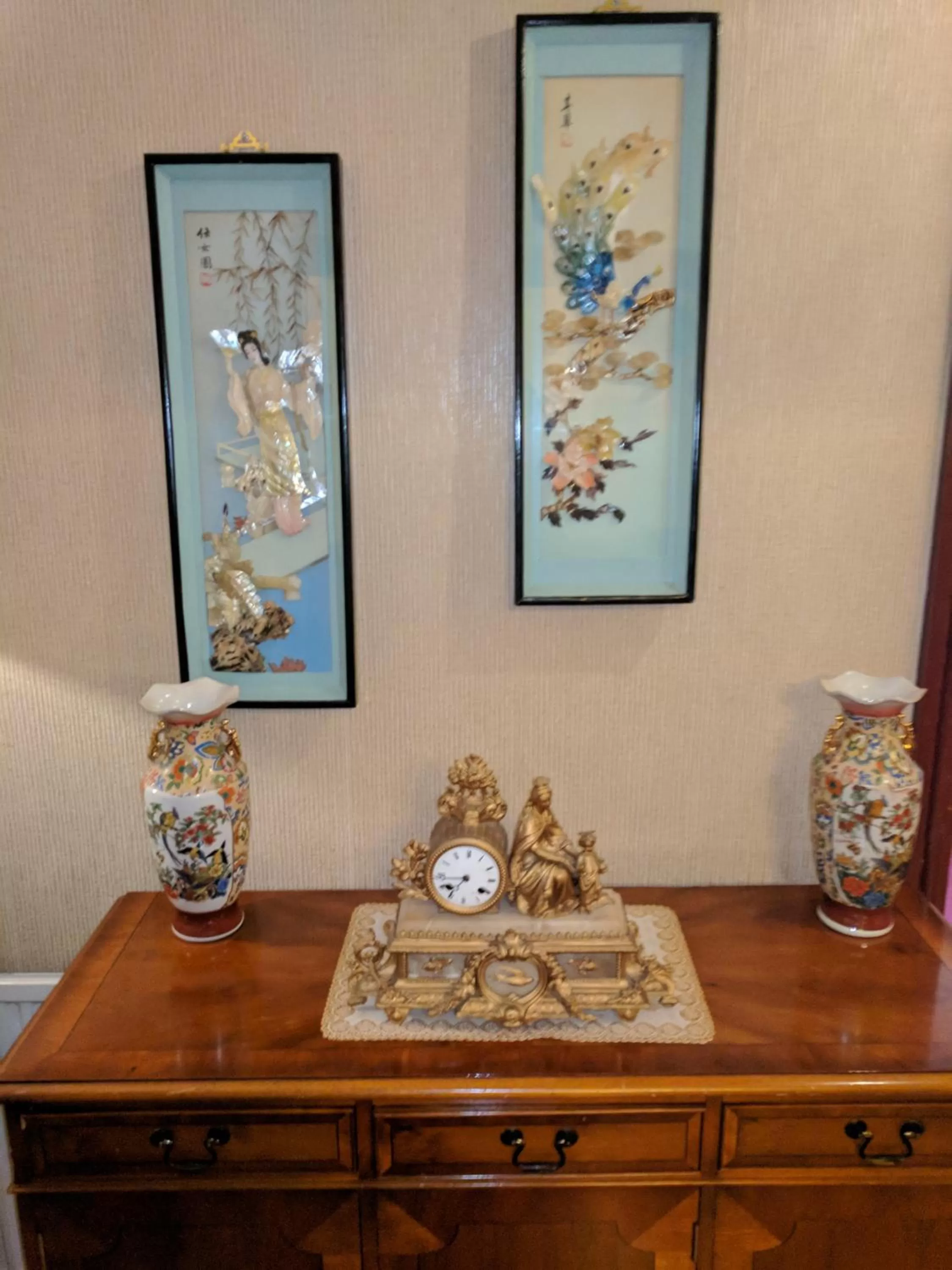 Communal lounge/ TV room in The New Guilderoy Hotel