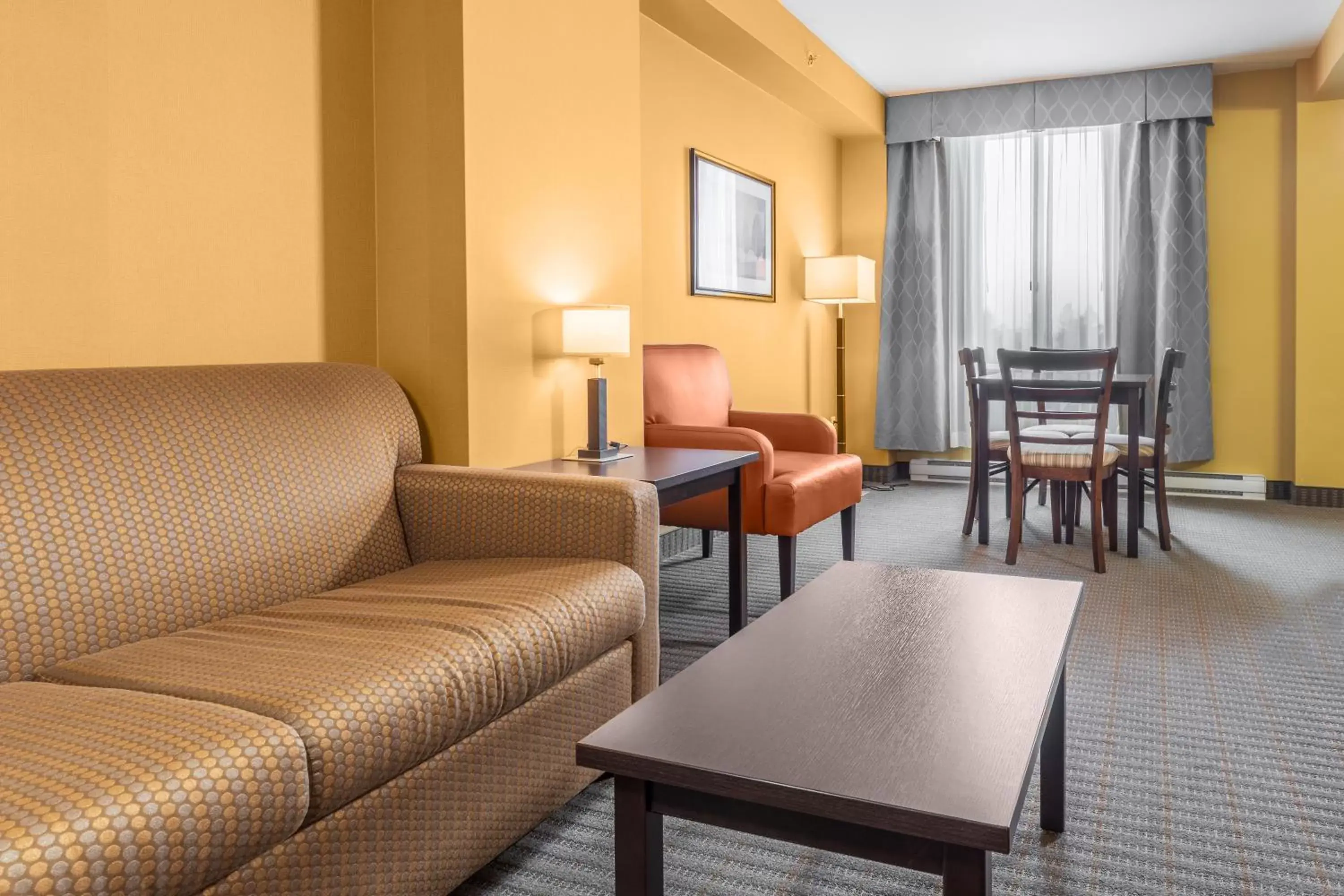 Living room, Seating Area in Quality Inn & Suites Victoriaville