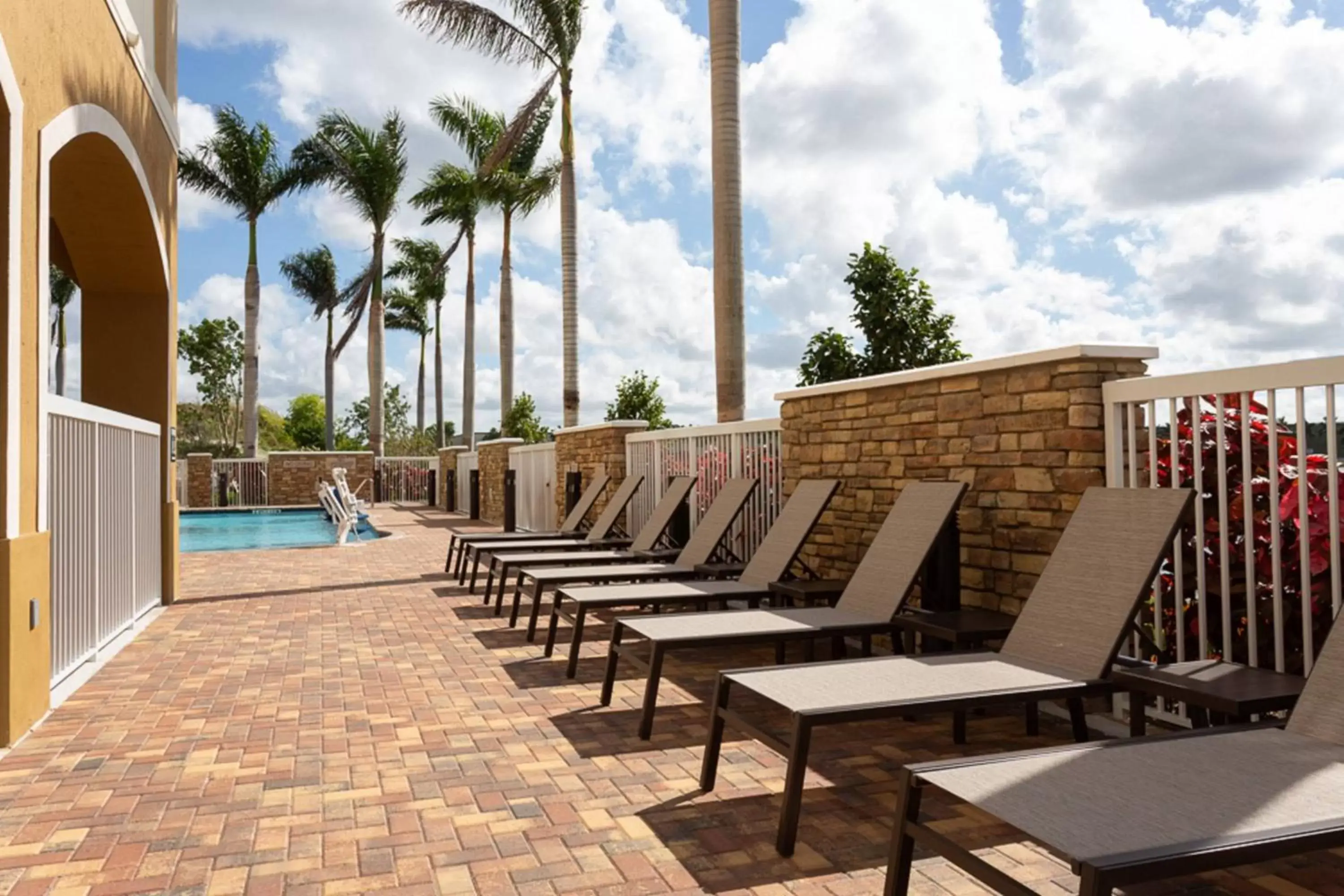 Lounge or bar, Swimming Pool in SpringHill Suites by Marriott Fort Lauderdale Miramar