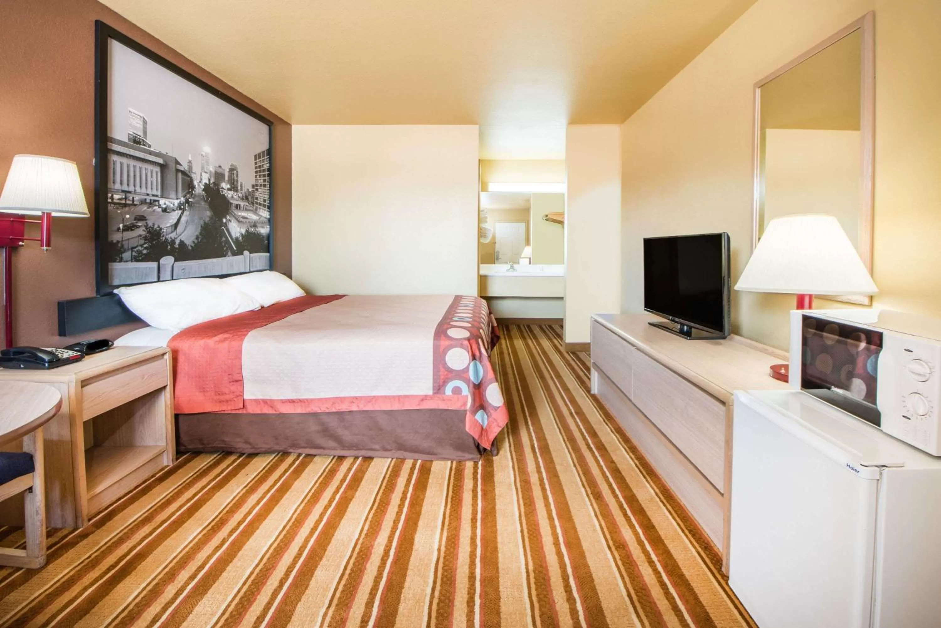 On site, Bed in Super 8 by Wyndham Big Cabin/Vinita Area