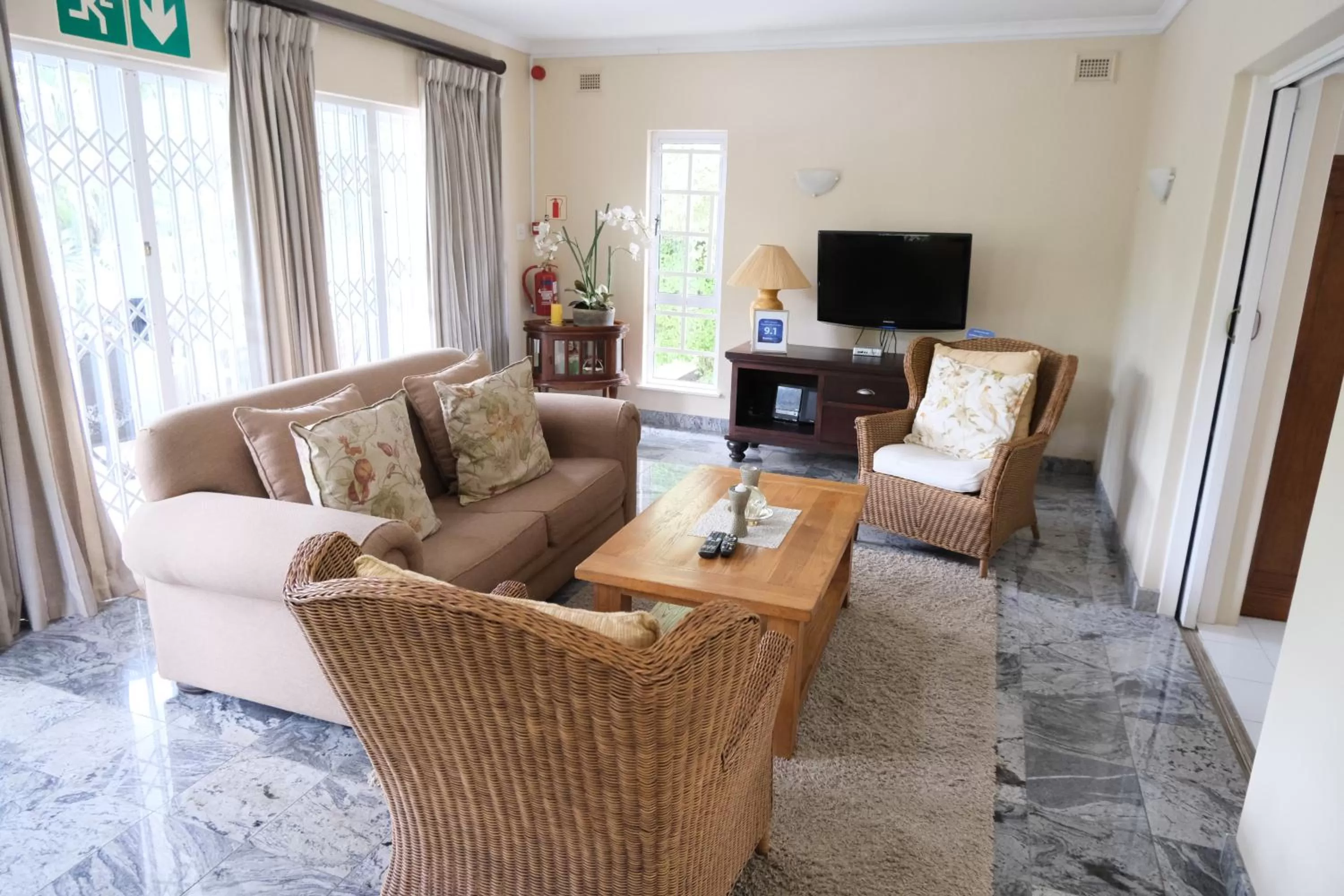 Communal lounge/ TV room in The Whitehouse Bed and Breakfast