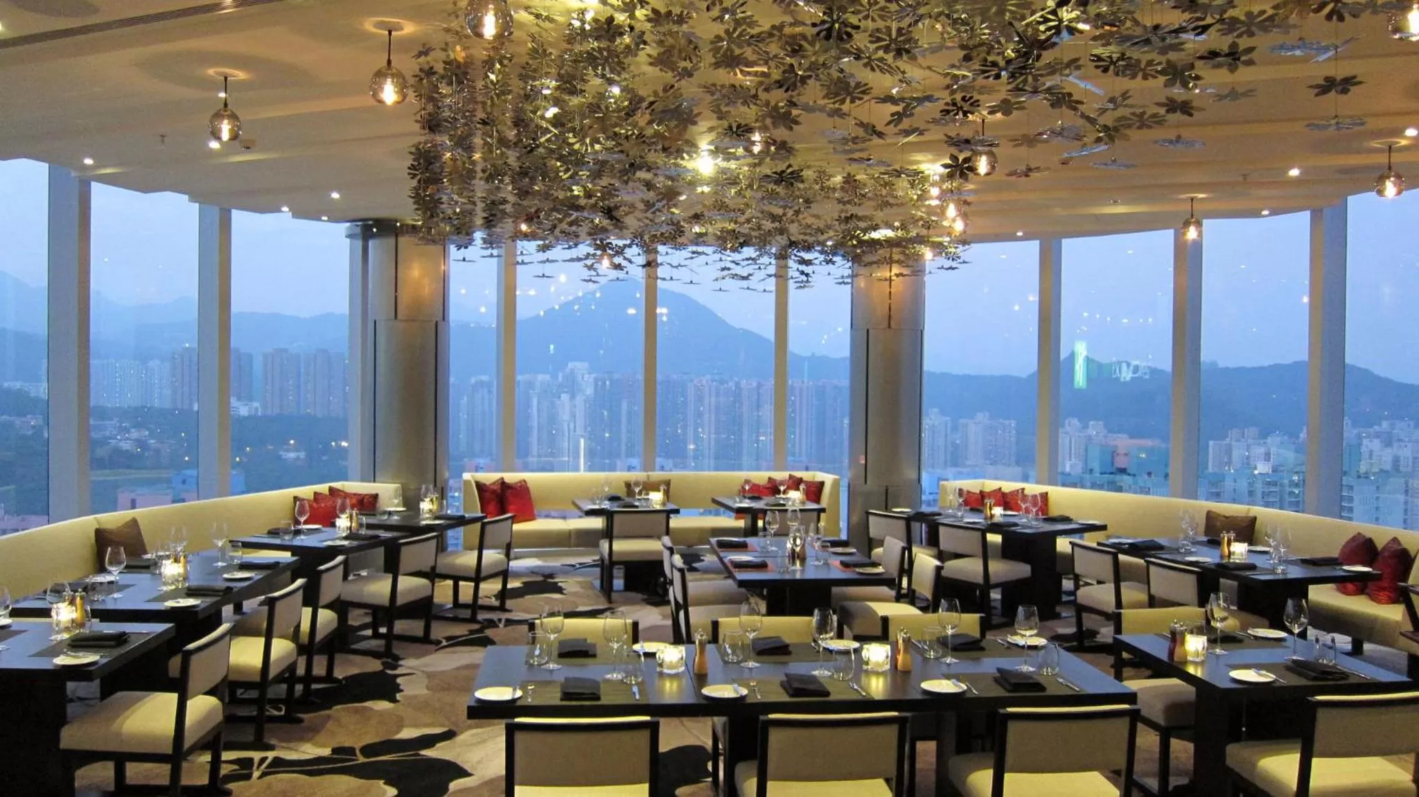 Restaurant/places to eat in Crowne Plaza Hong Kong Kowloon East by IHG