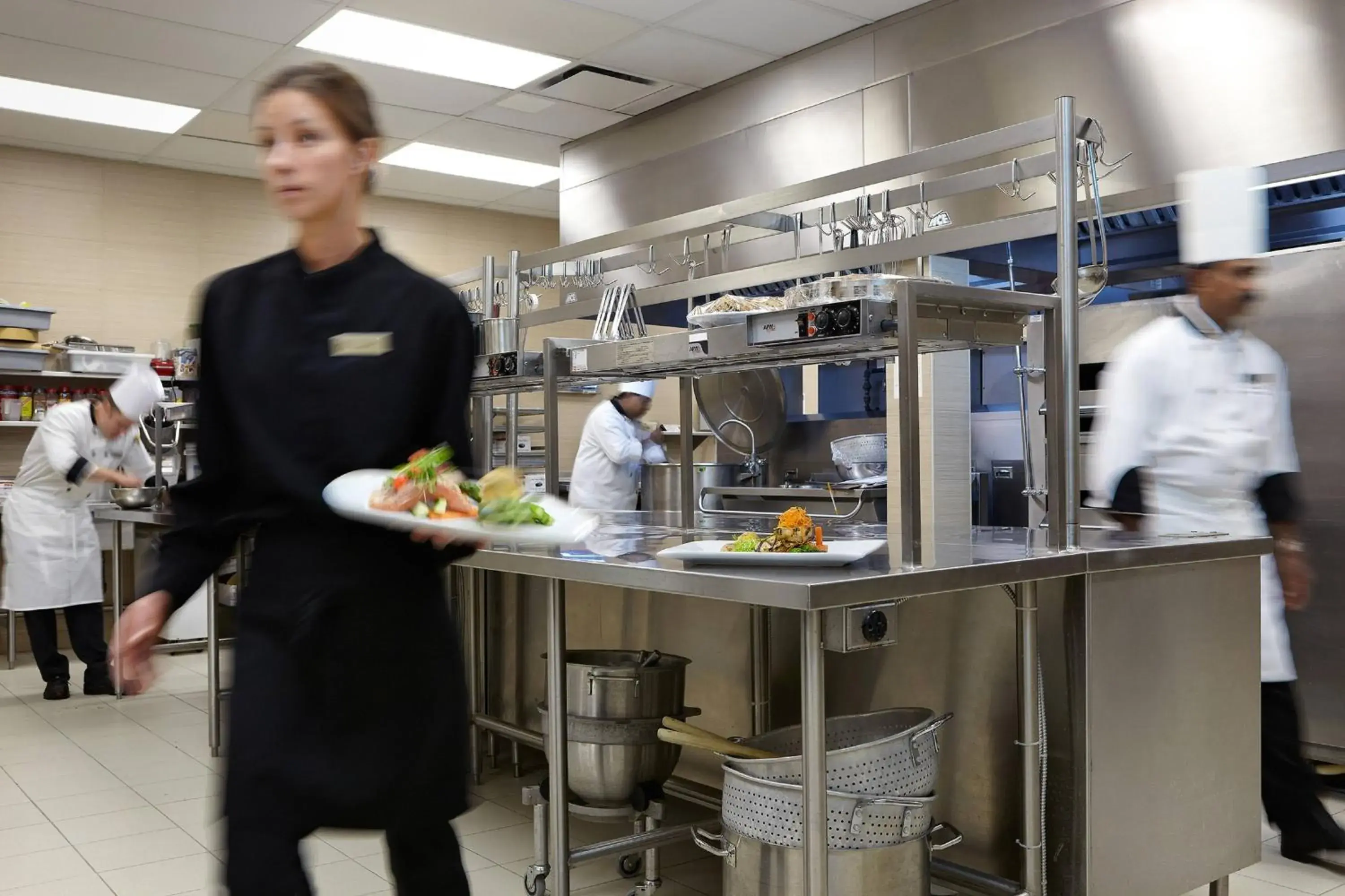 Kitchen or kitchenette in Courtyard by Marriott Montreal Airport