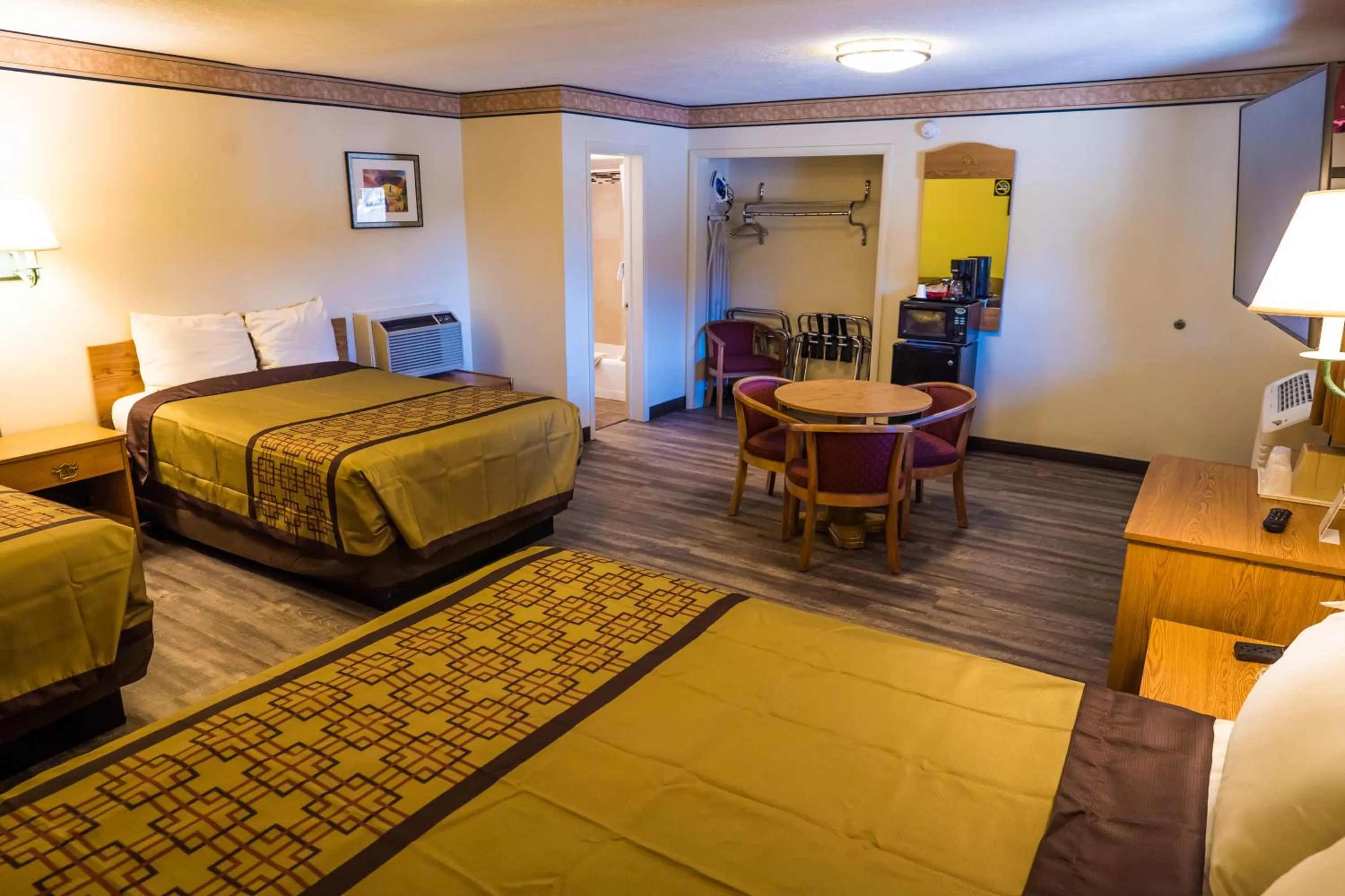 Photo of the whole room, Bed in Rodeway Inn Albuquerque Downtown on Rt 66