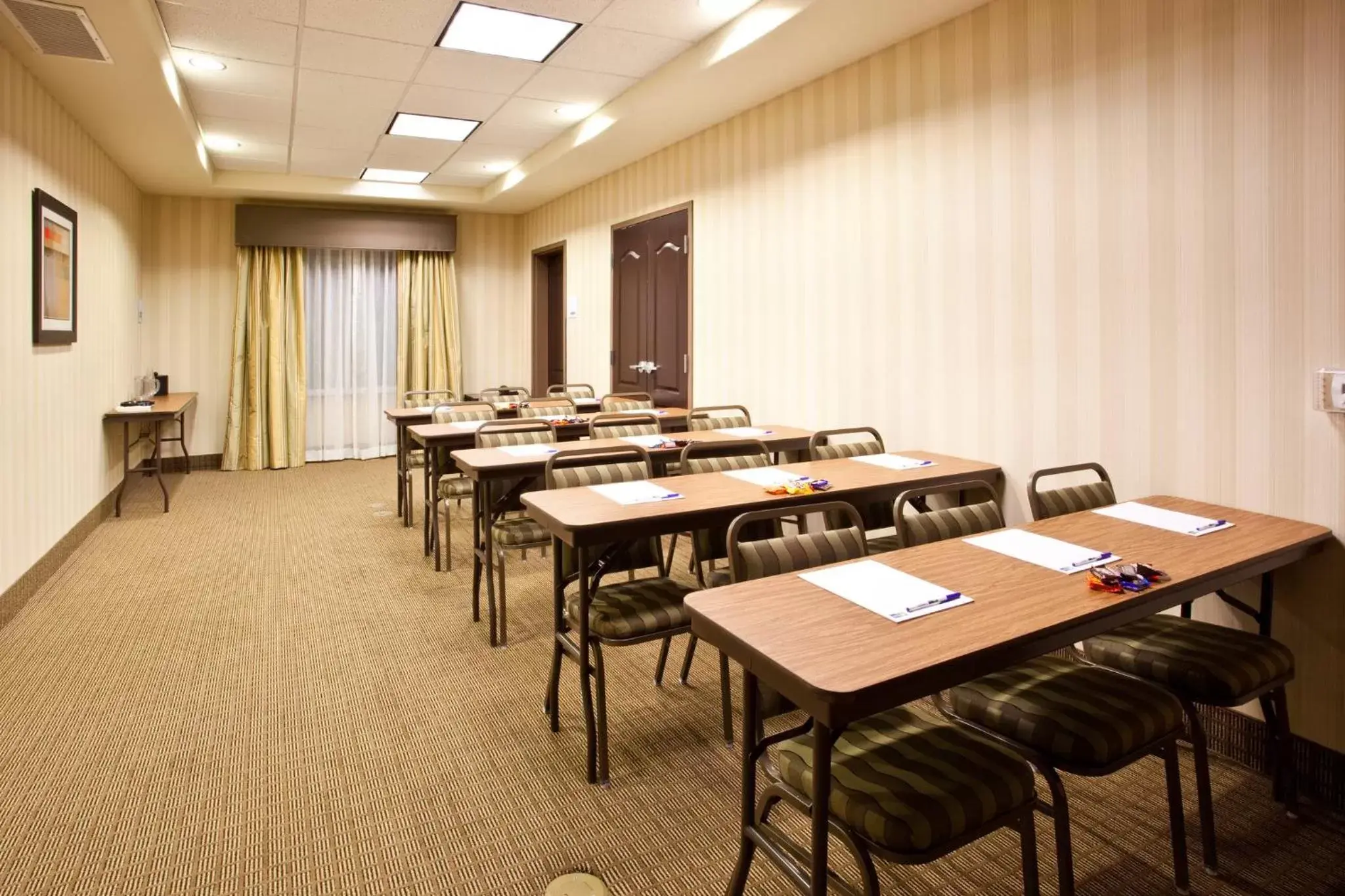 Meeting/conference room in Holiday Inn Express Fresno South, an IHG Hotel