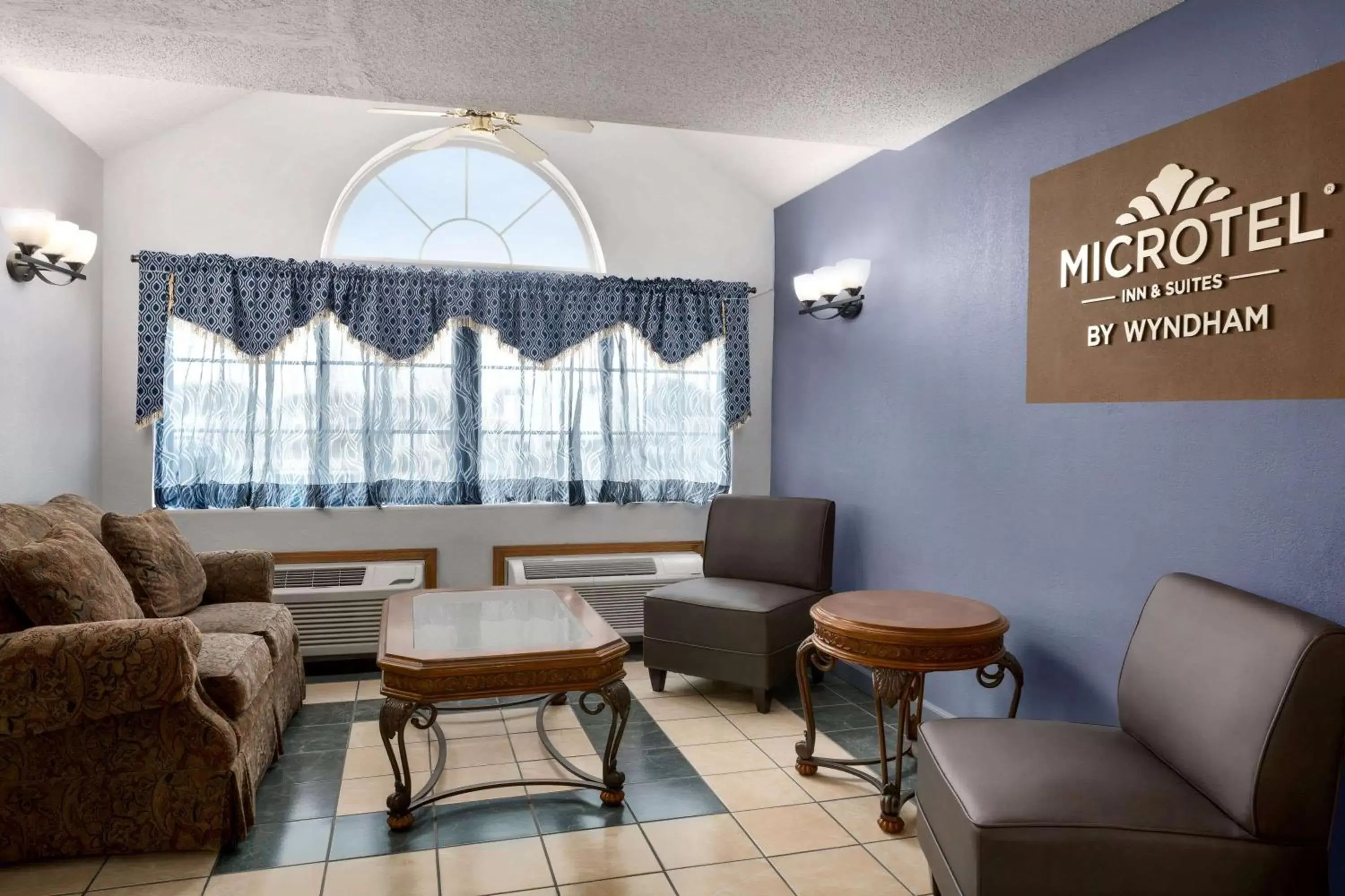 Lobby or reception in Microtel Inn & Suites Lincoln