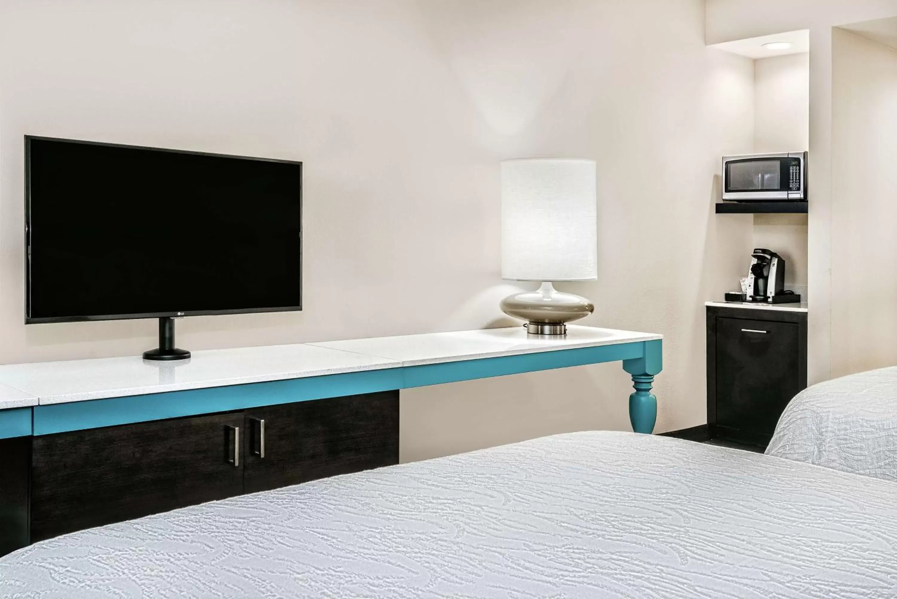 Bedroom, TV/Entertainment Center in Hilton Garden Inn San Marcos
