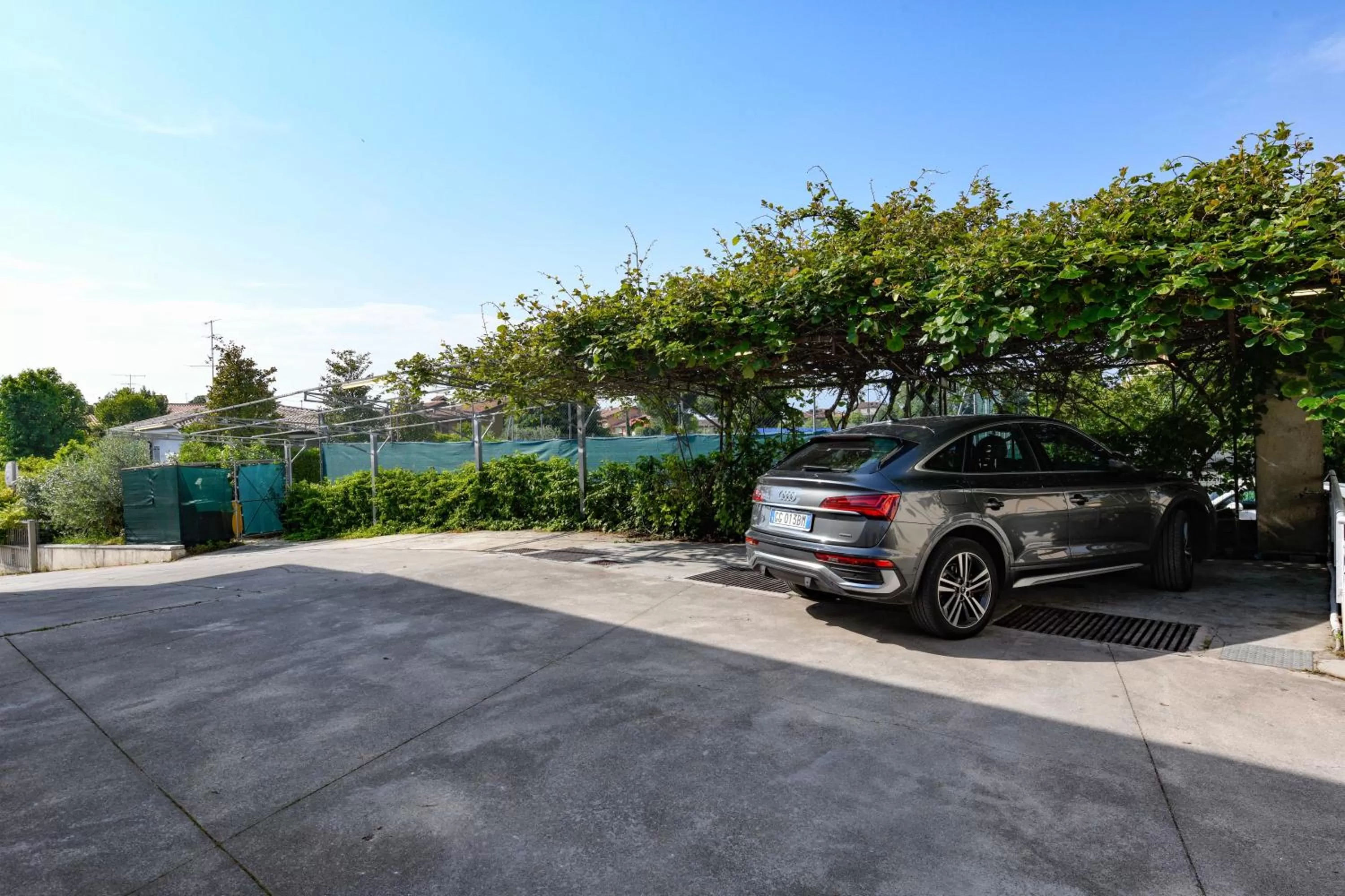 Parking in Hotel Arya by Mauro