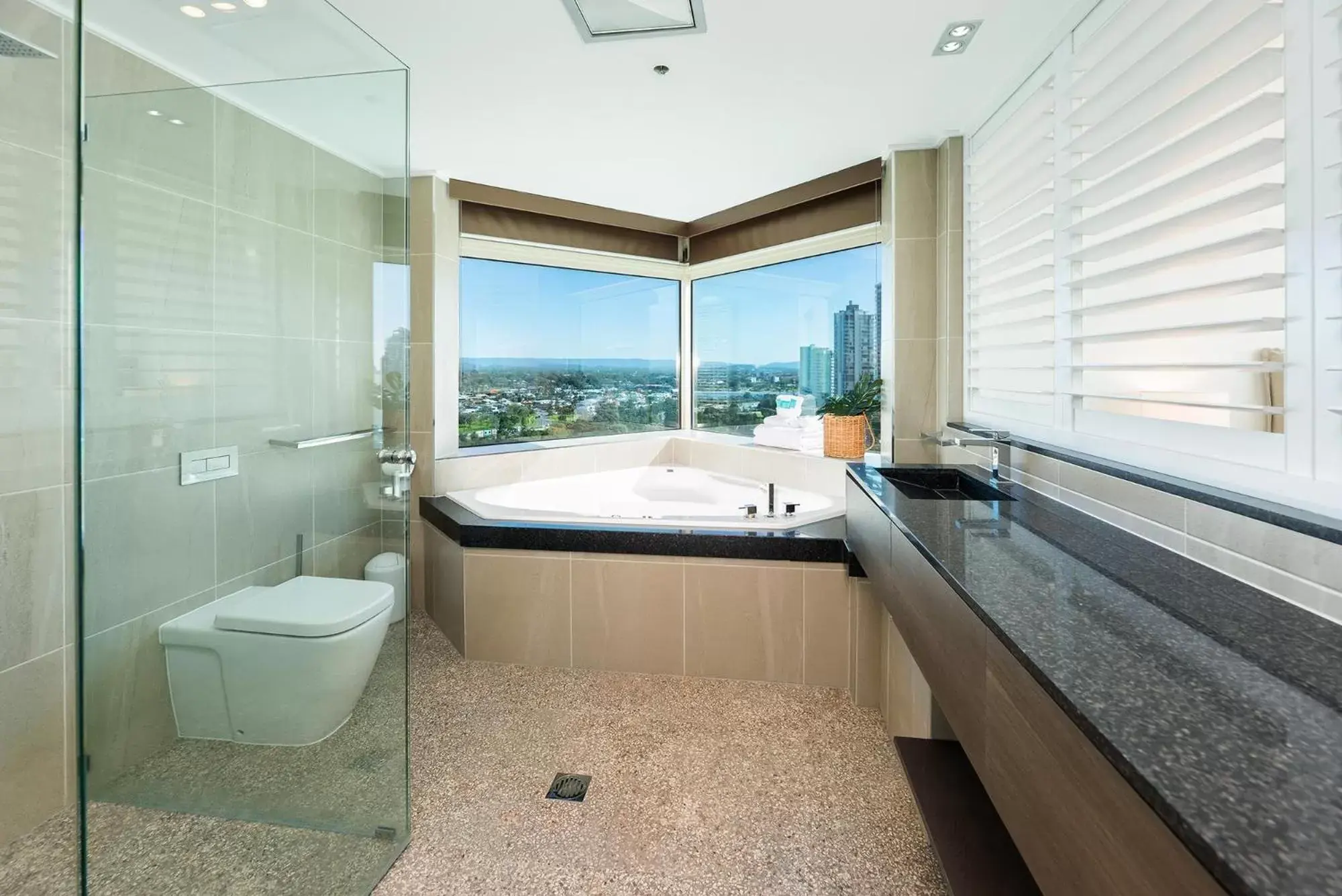 Hot Tub, Bathroom in The Waterford on Main Beach