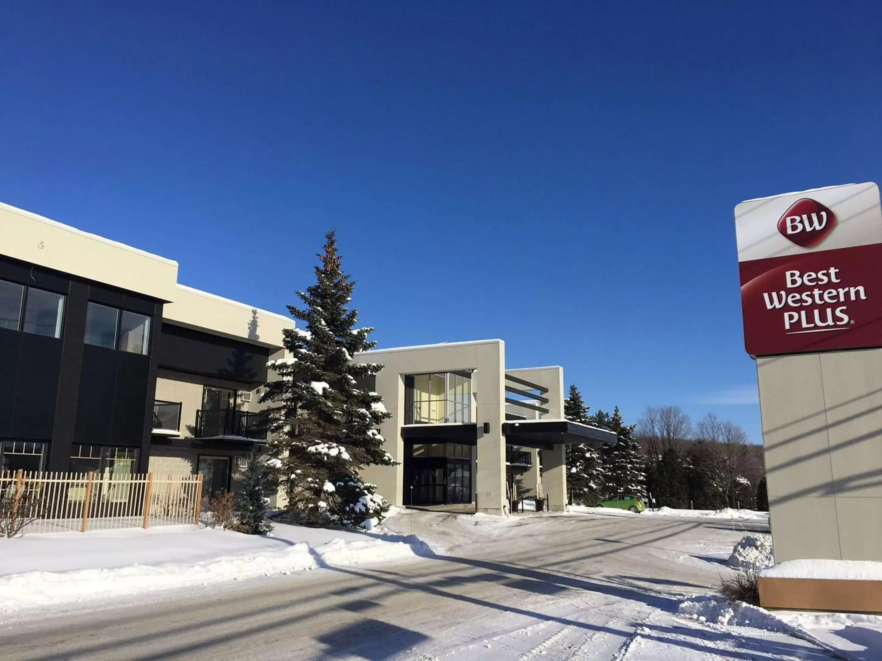 Property building in Best Western Plus Mont-Laurier