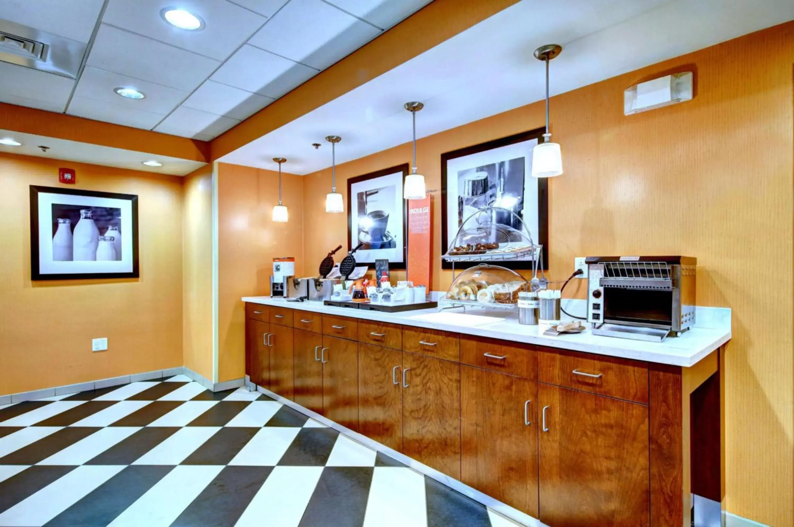 Dining area in Hampton Inn & Suites Harrisburg