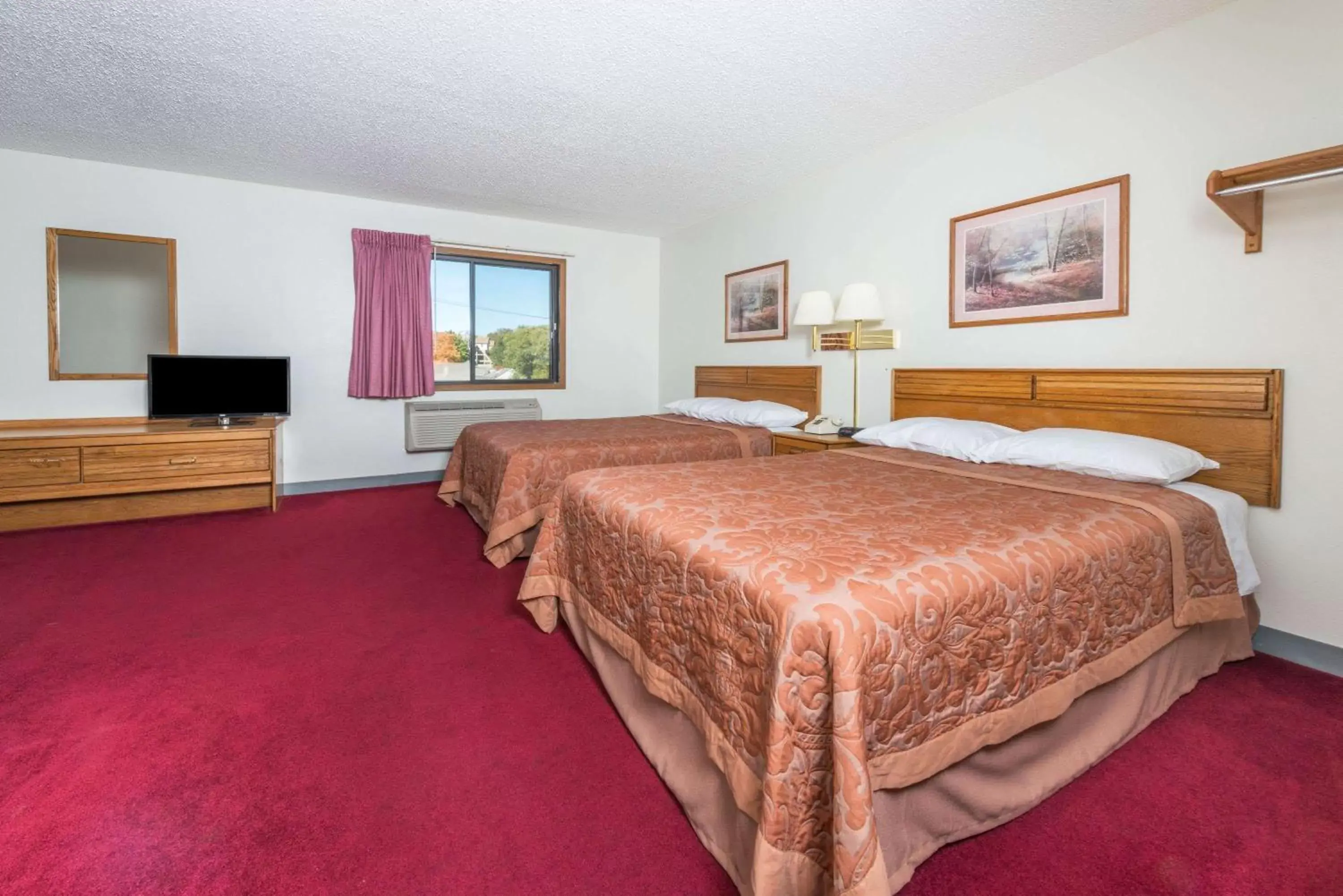 Photo of the whole room, Bed in Super 8 by Wyndham Front Royal