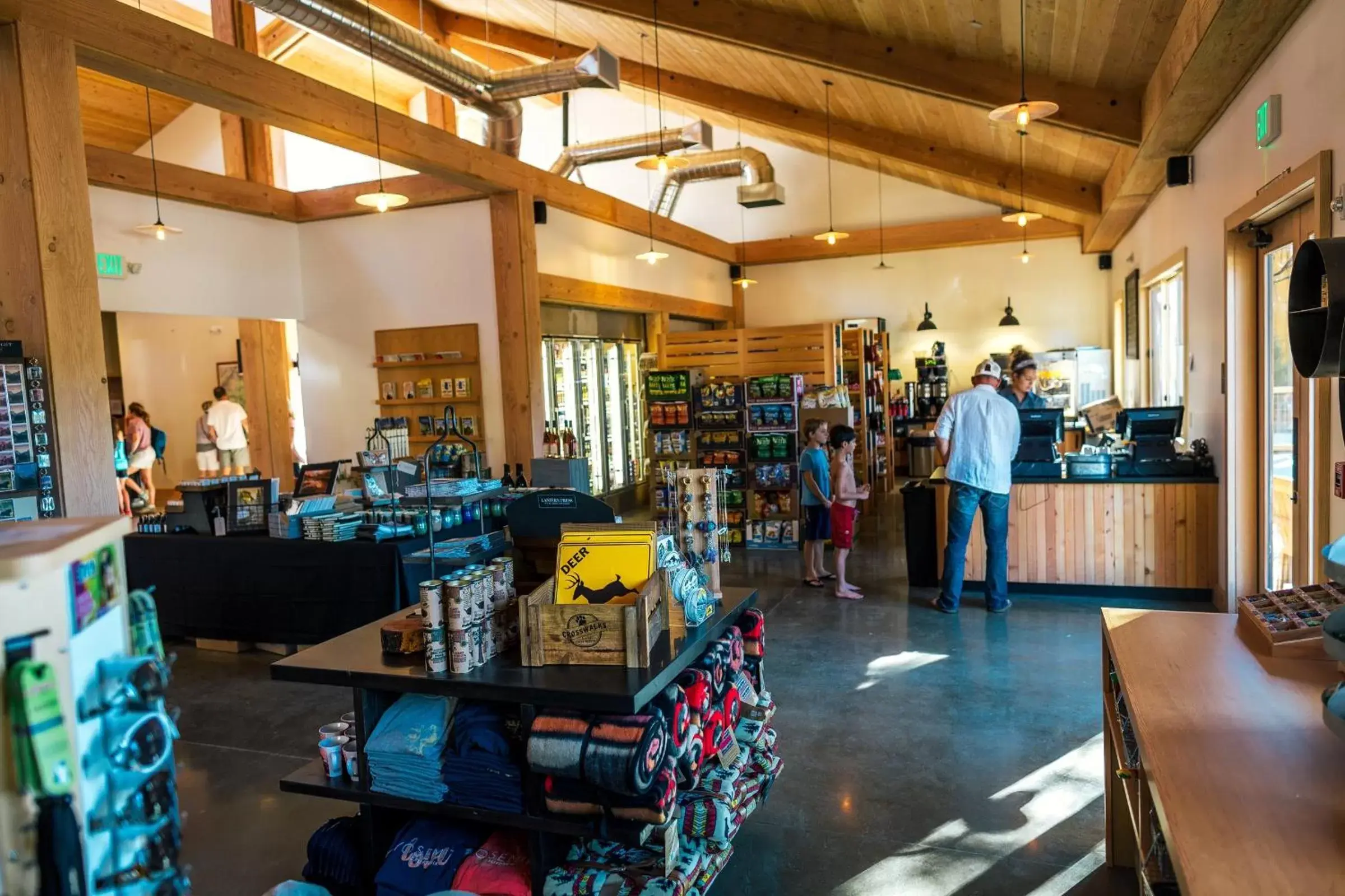 On-site shops, Supermarket/Shops in Rush Creek Lodge at Yosemite