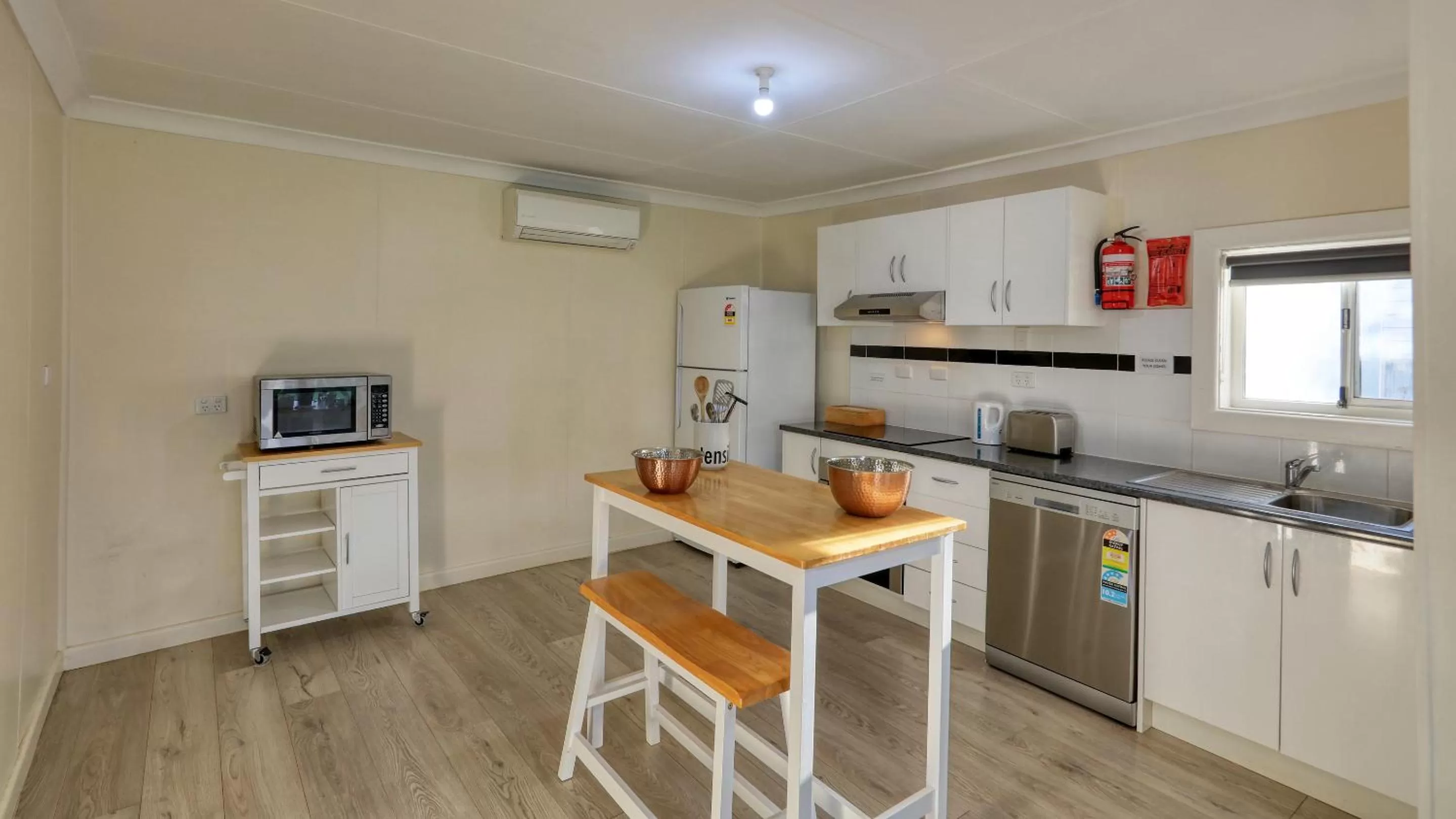 Kitchen or kitchenette in Castlereagh Lodge Motel