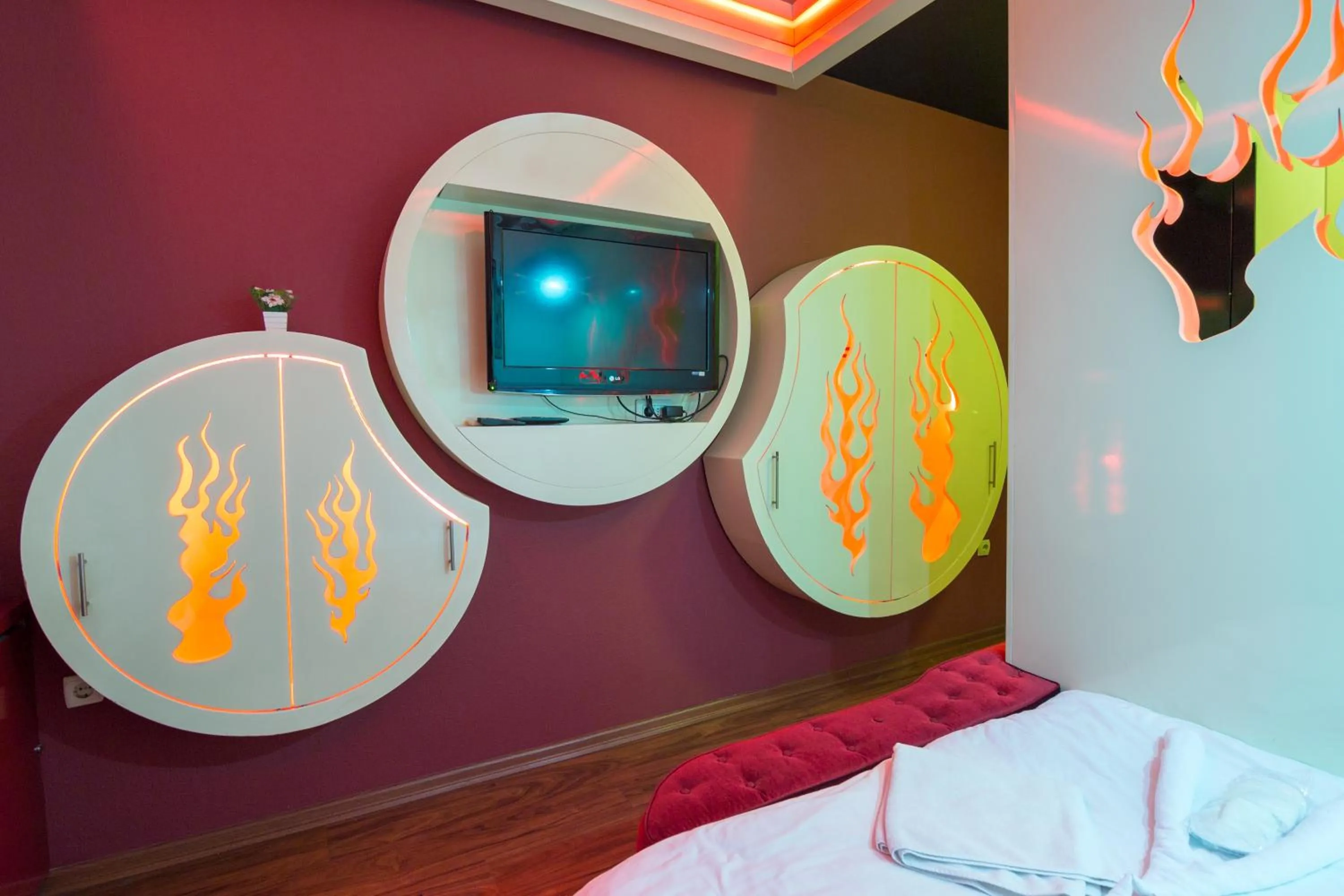 Photo of the whole room, Bed in Element Suites