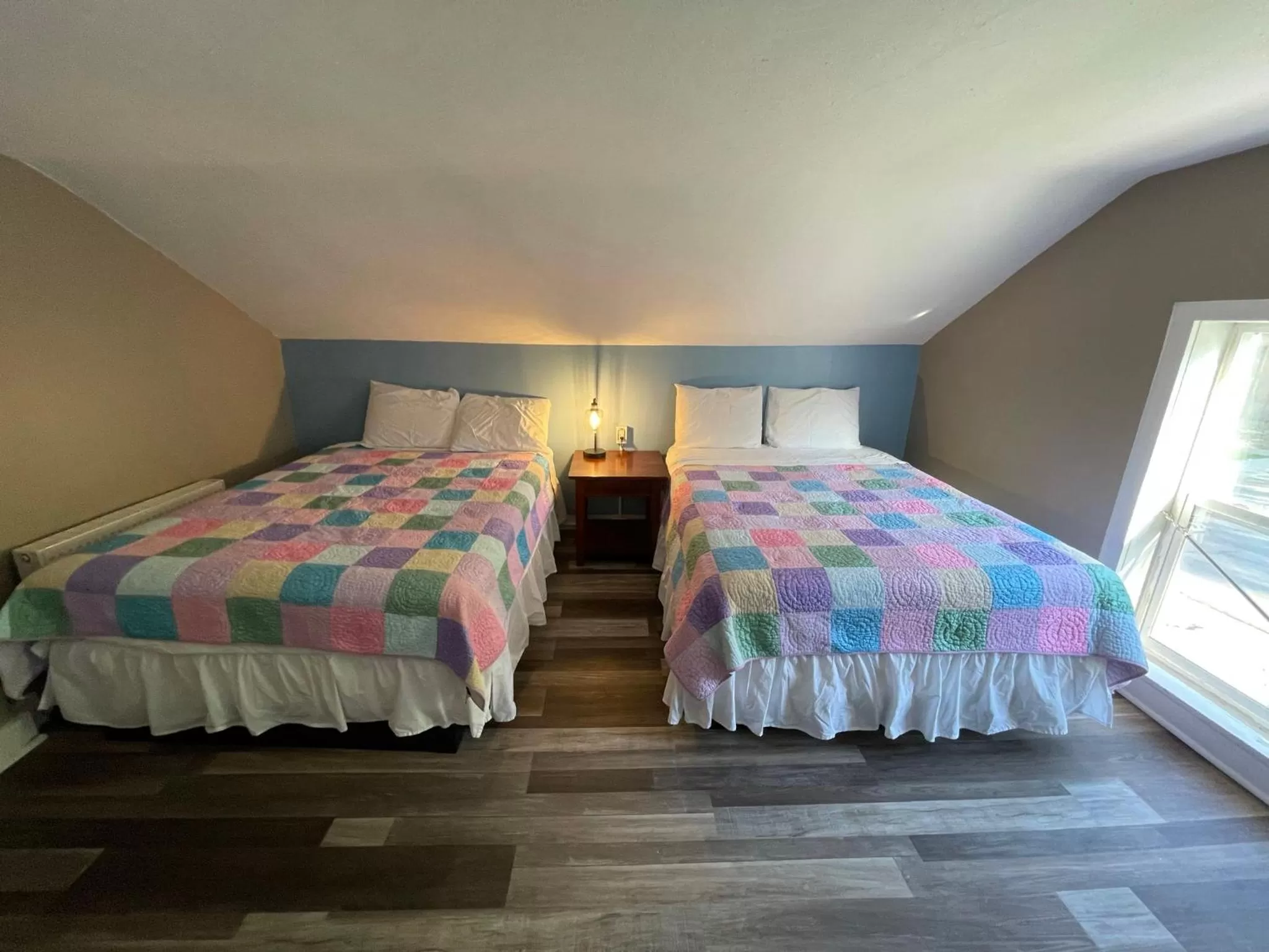 Bed in Harbor House Inn