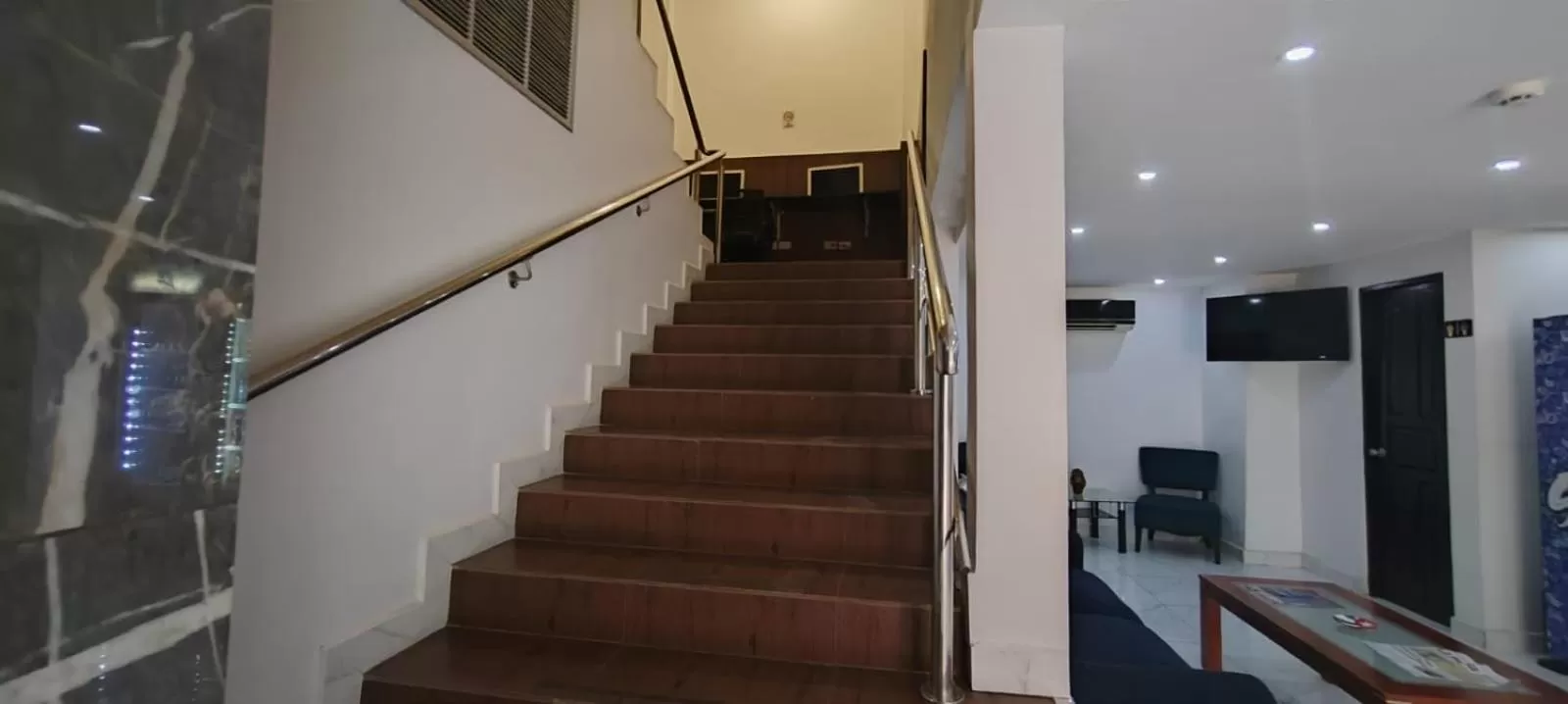 elevator in La Cubana Hotel & Suites