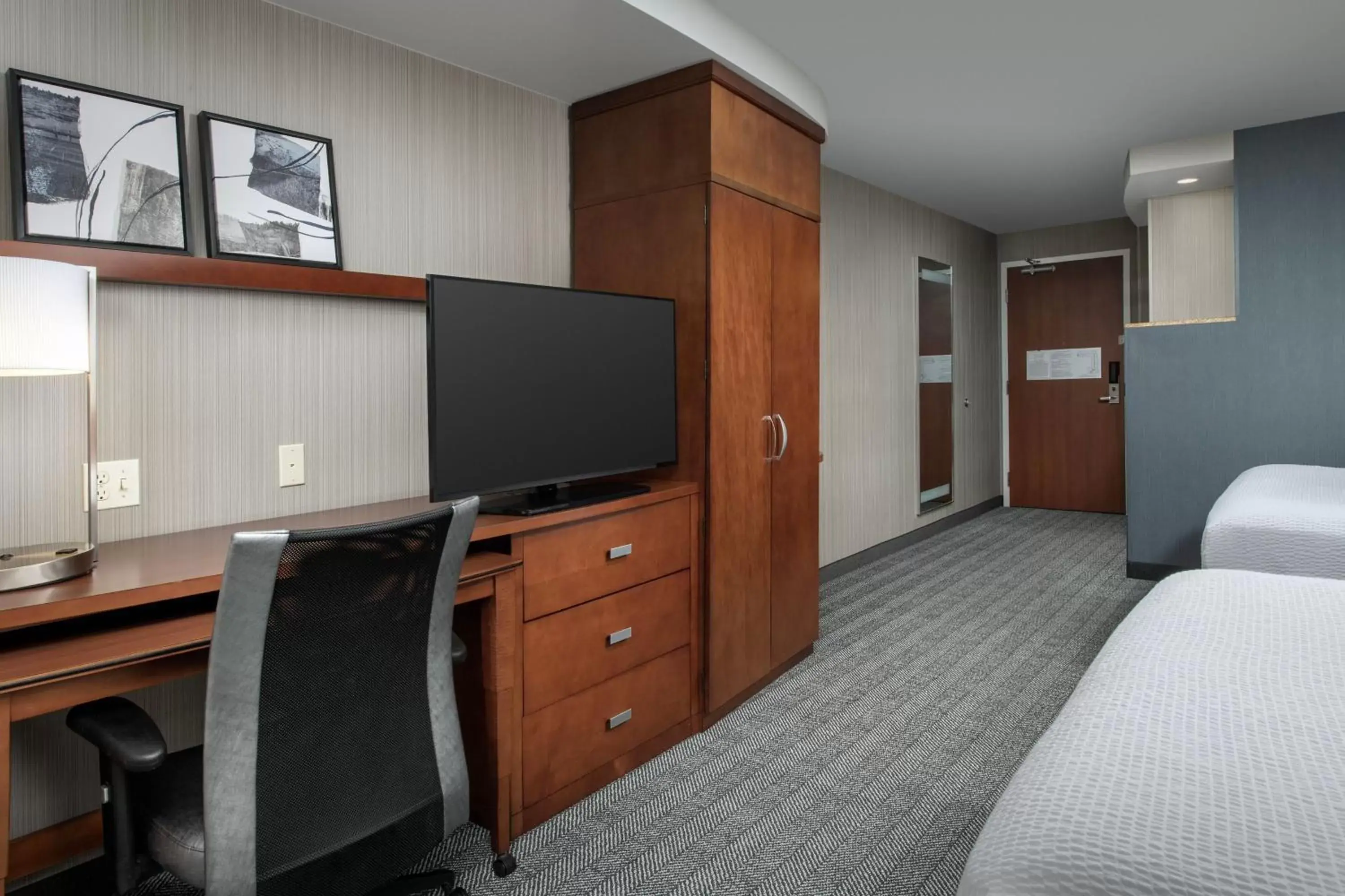 Photo of the whole room, TV/Entertainment Center in Courtyard by Marriott Seattle Kirkland