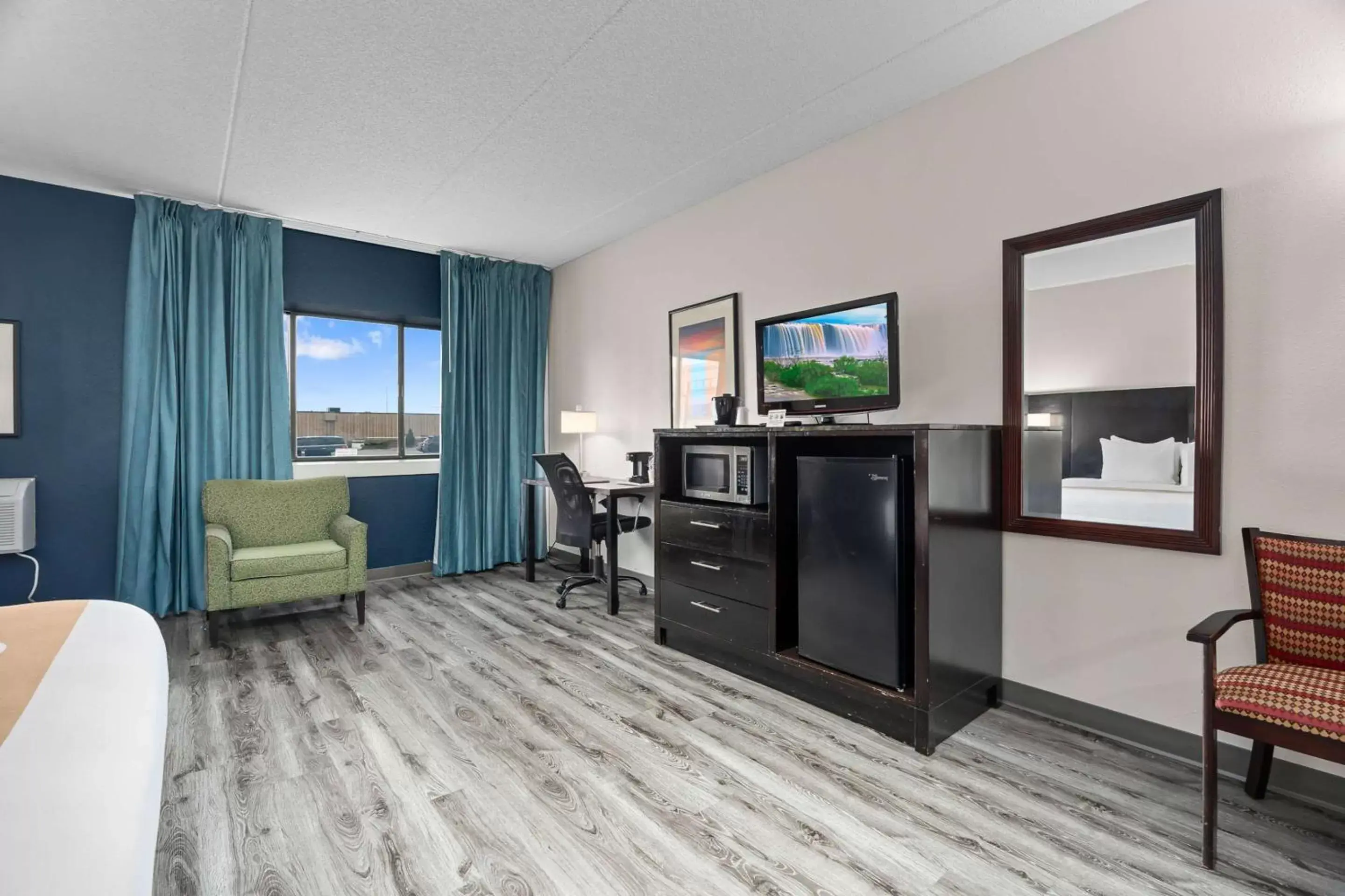 Bedroom, TV/Entertainment Center in Quality Inn & Suites Mall of America - MSP Airport